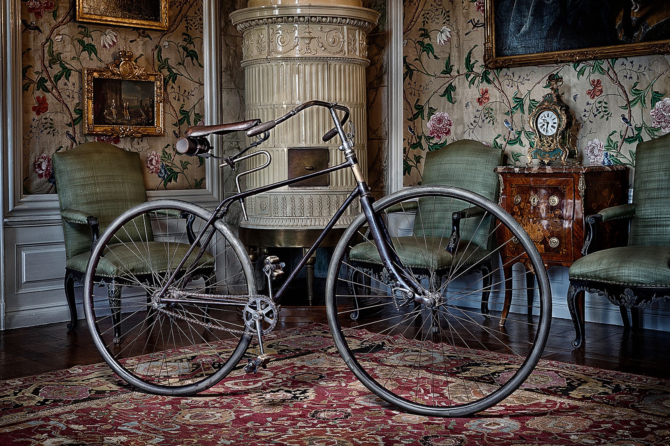 a black bicycle on a rug product Post Production