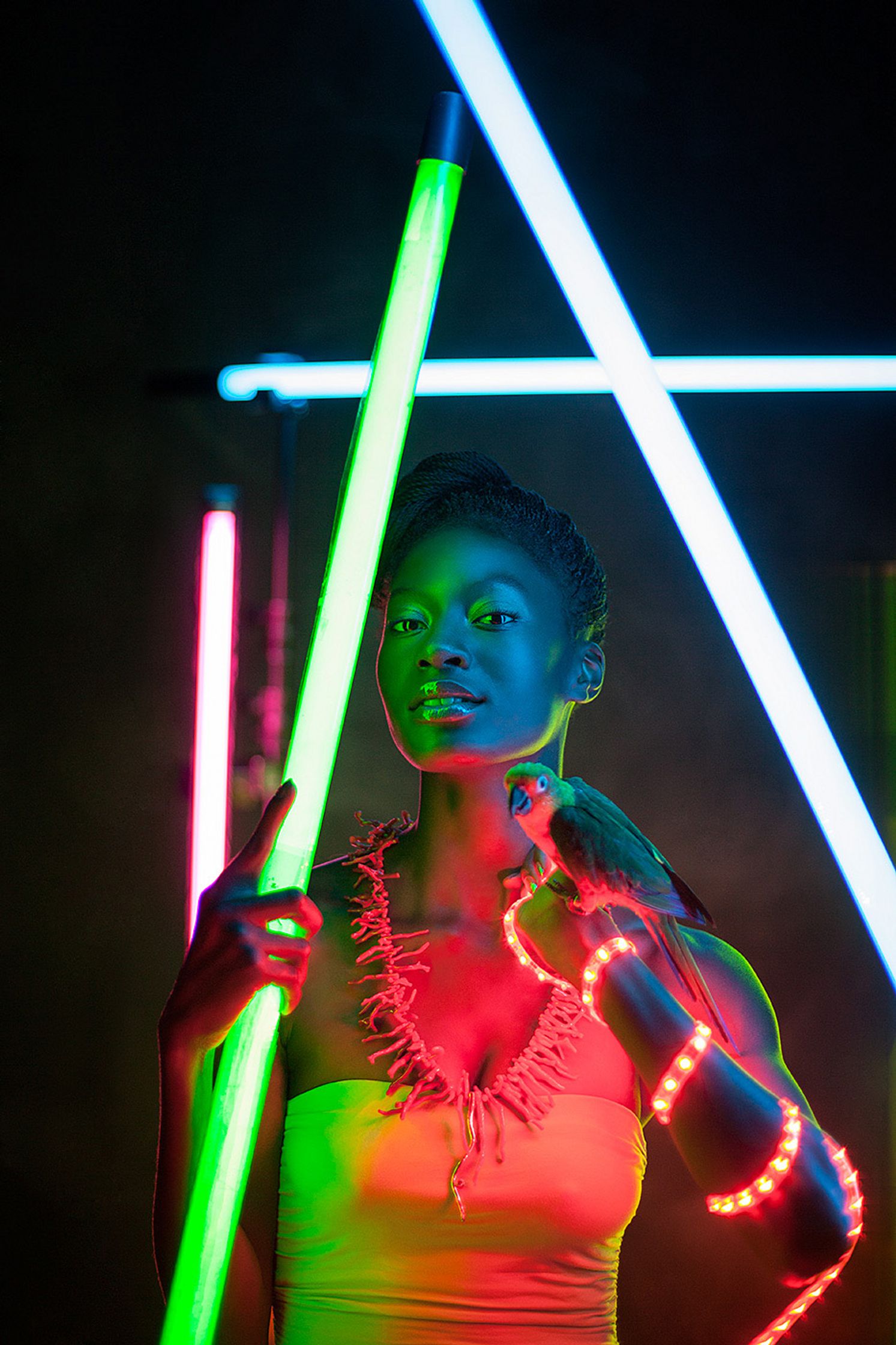 a woman holding a light stick beauty Bildbearbeitung Hamburg