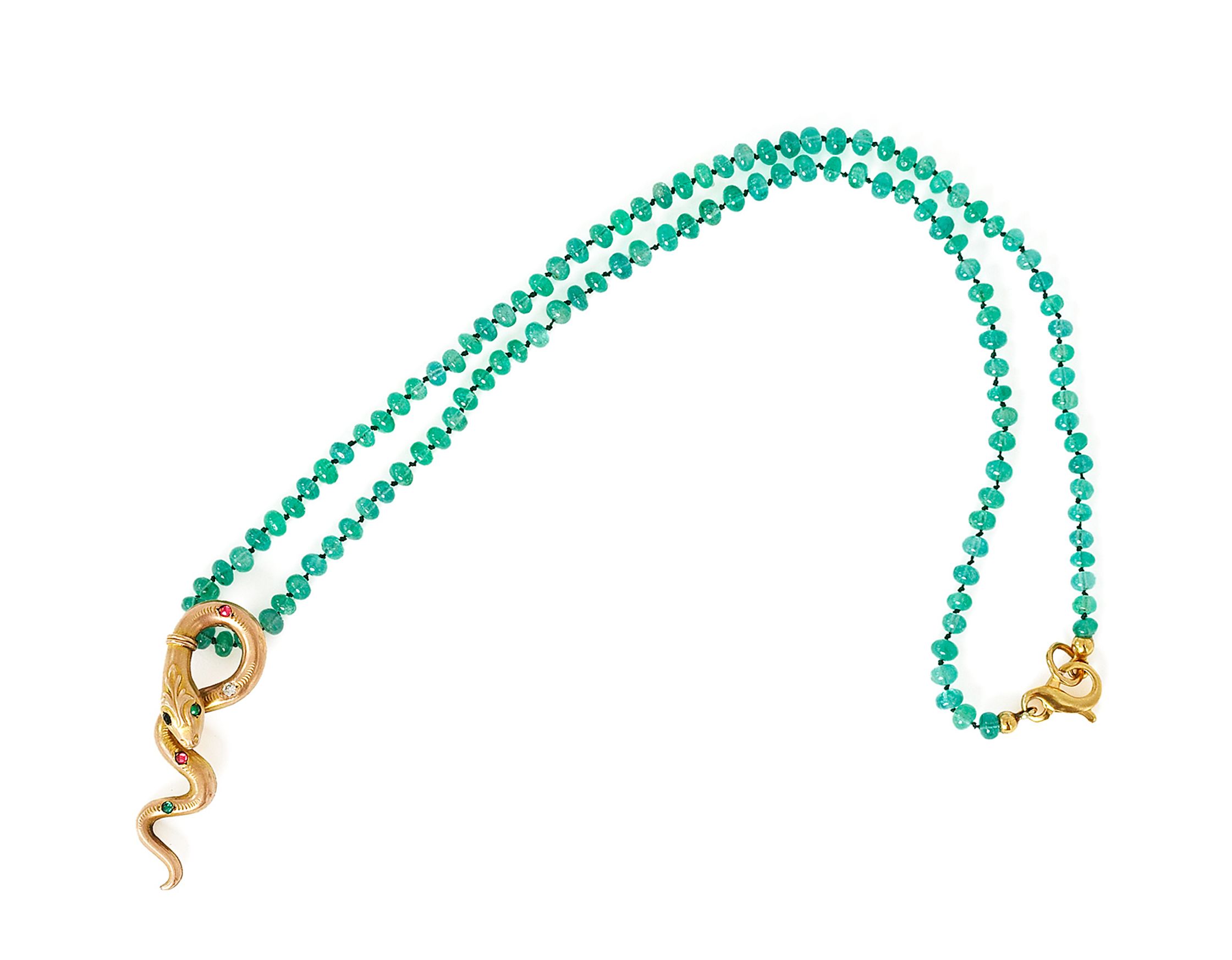 an emerald bead necklace with a gold clasp Retouch - Bildbearbeitung Hamburg