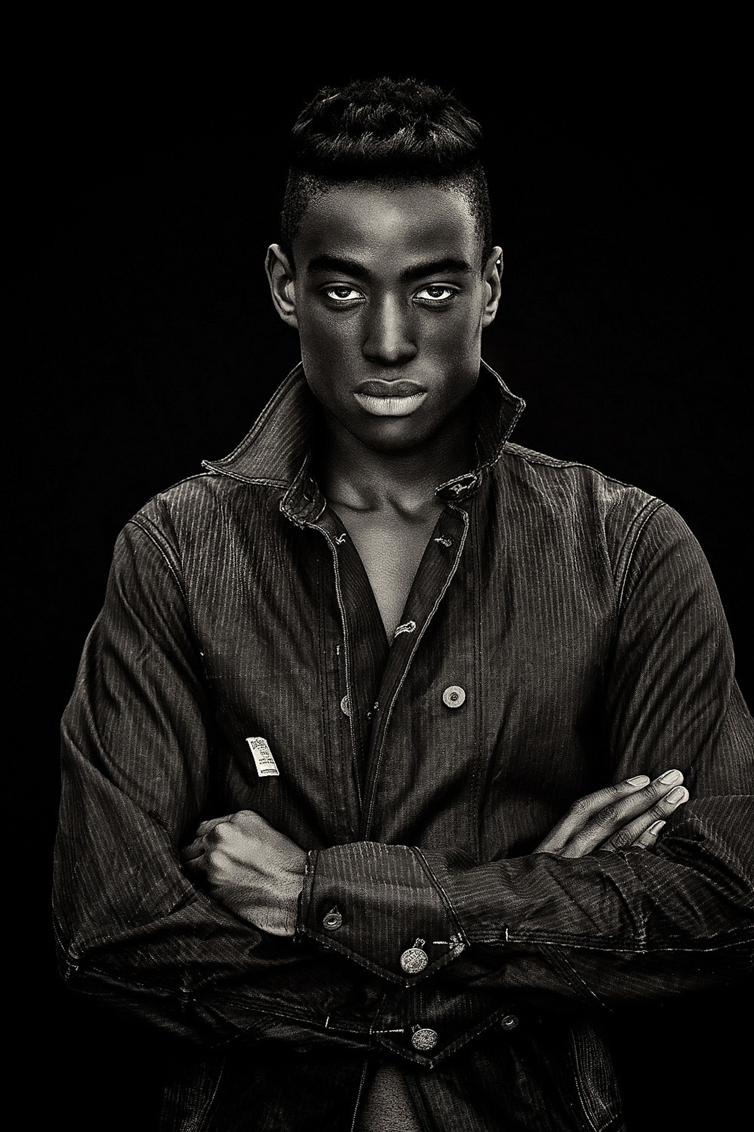 a black and white photo of a young man portrait retusche