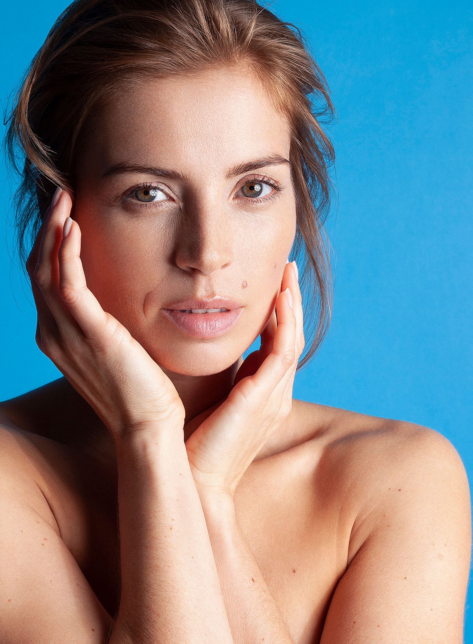 a woman posing with her hands on her face beauty bildbearbeitung