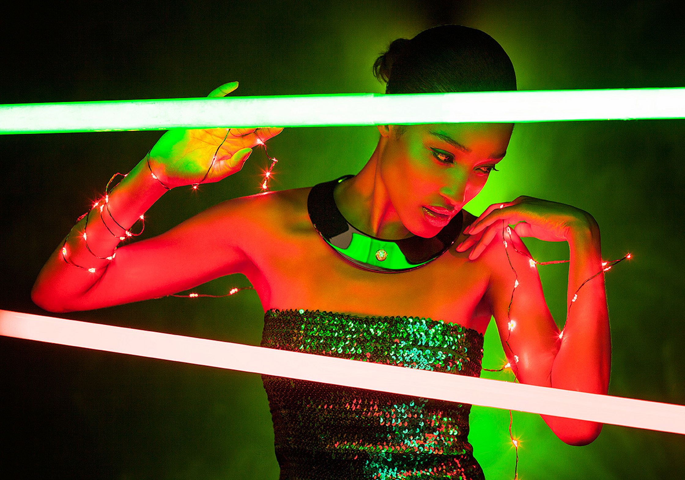 a woman is posing in front of a green light beauty Bildbearbeitung Hamburg