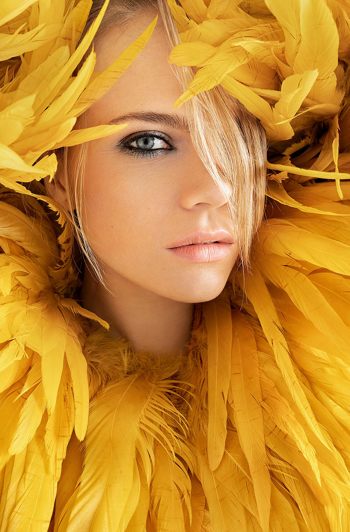 LILI EPPLY in a yellow feathered dress
Retouch Hamburg