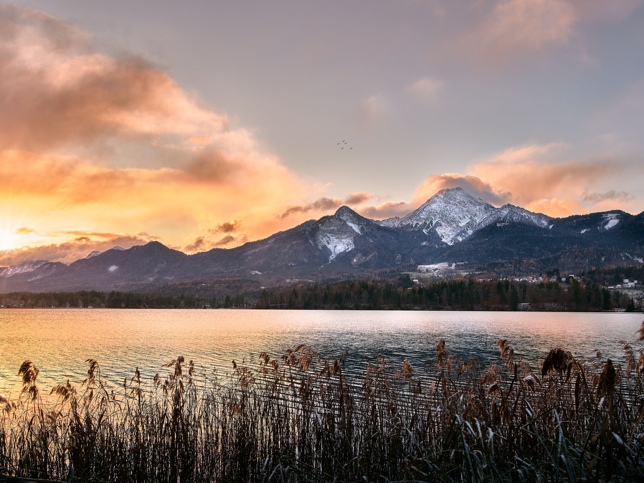 Sonnenaufgang am Faakersee im Winter