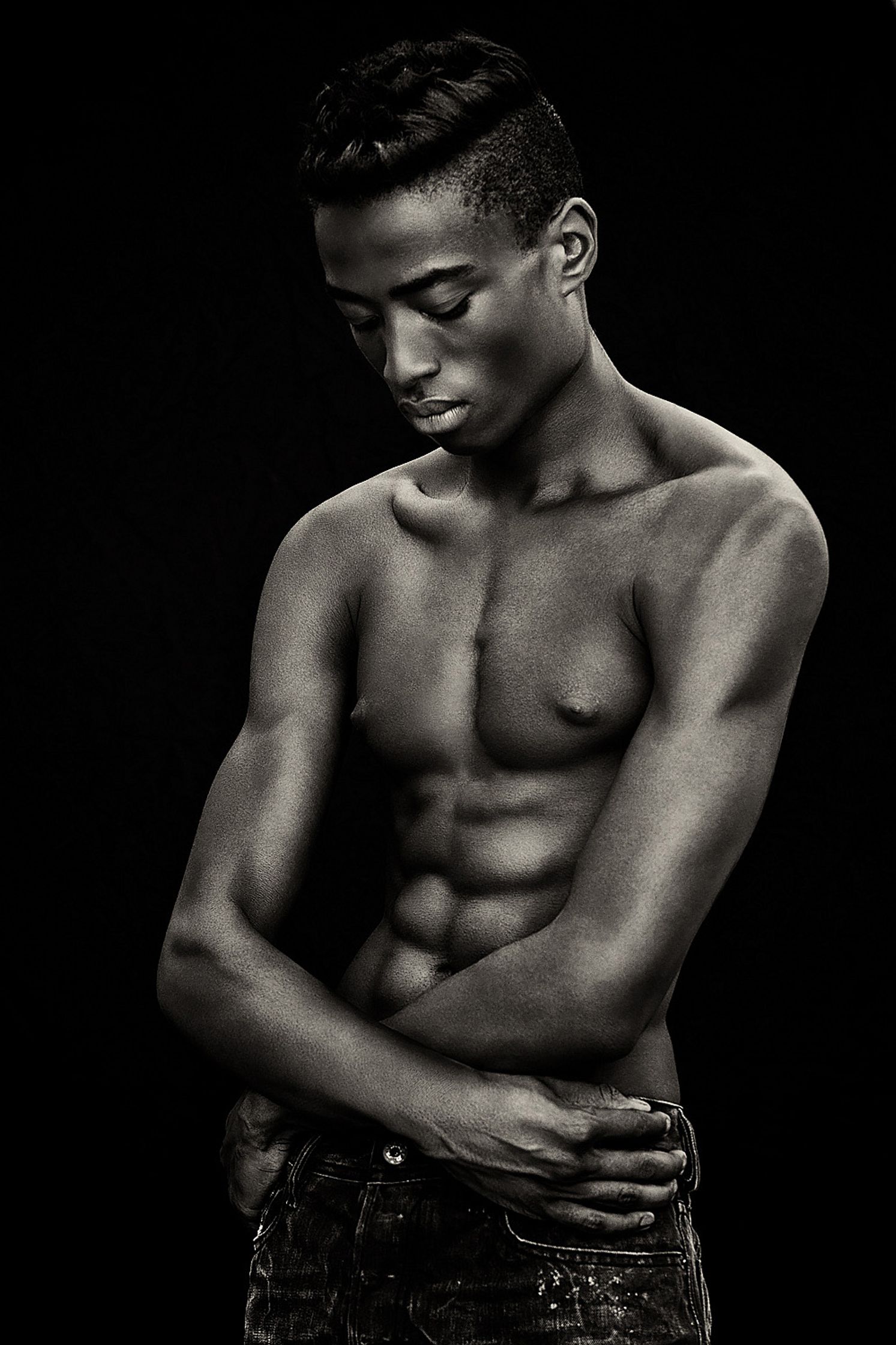 a black and white photo of a shirtless man posing portrait retusche