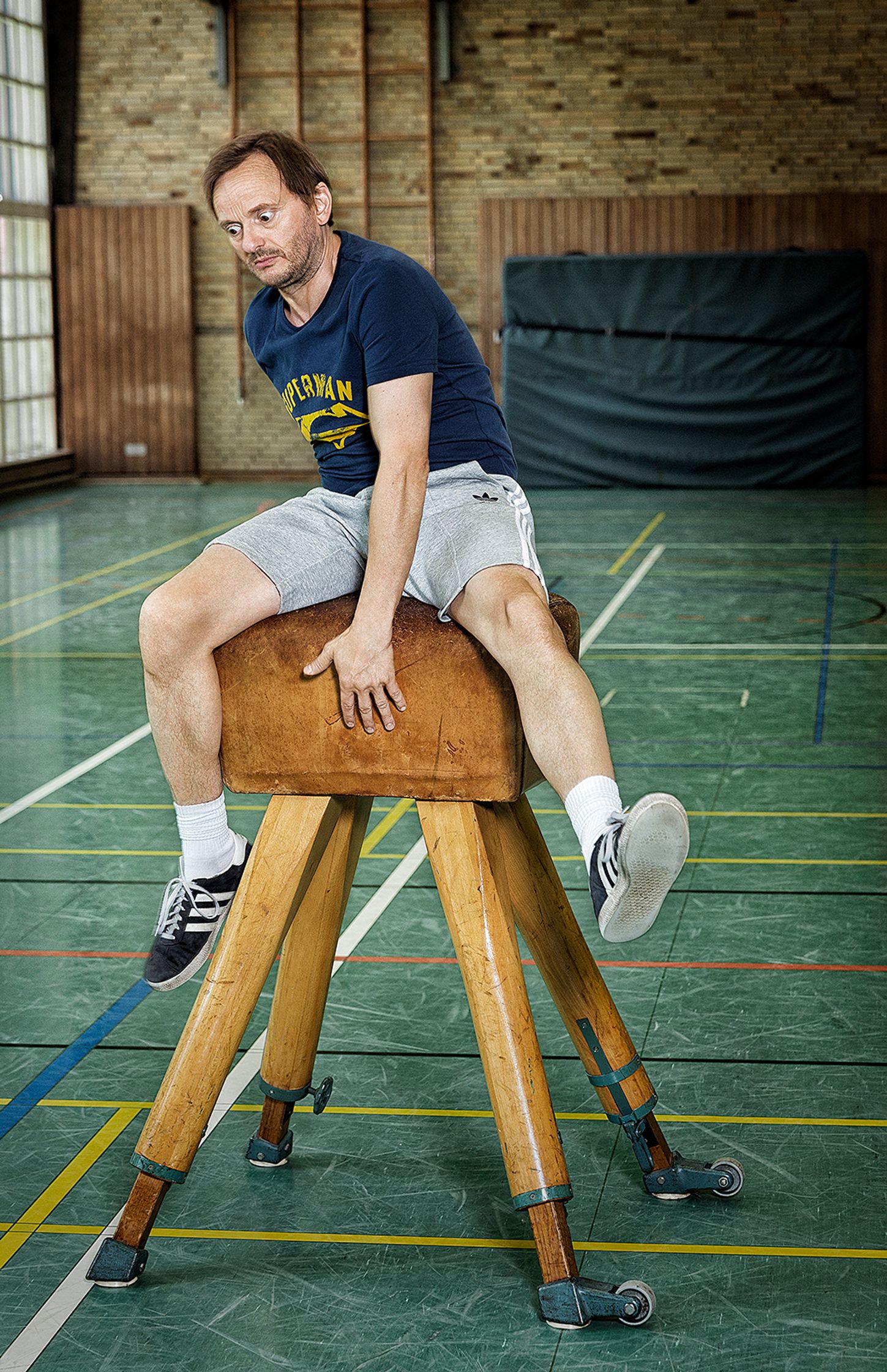 milan peschel sitting on a wooden stool in a gym
Retouch - Bildbearbeitung Hamburg