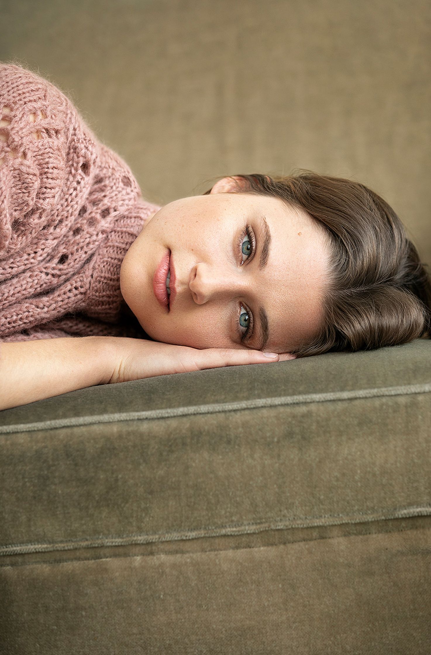 svenja jung laying on a couch
Bildbearbeitung by glamtouch