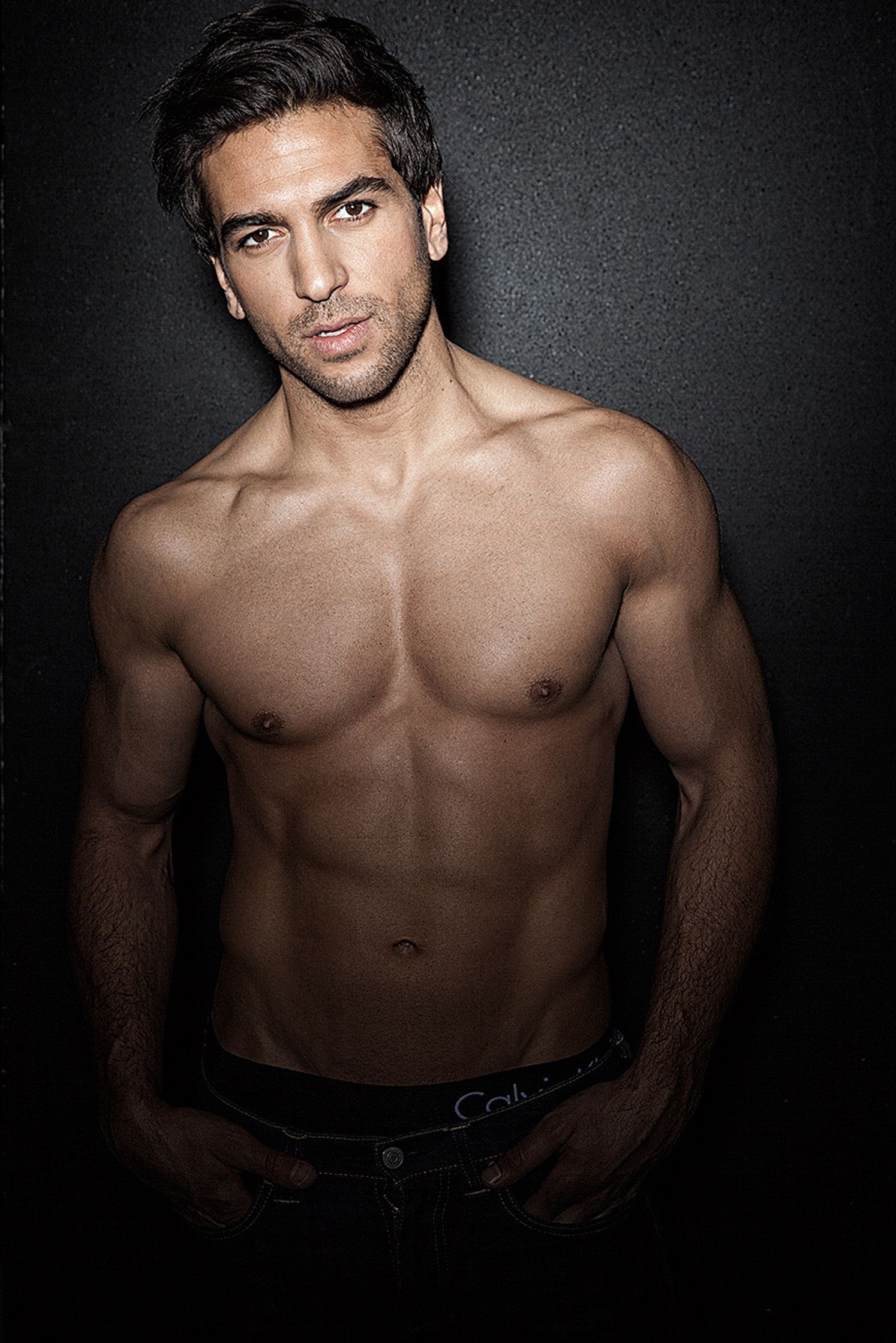 a shirtless elyas m'barek posing for a photo
retusche by glamtouch