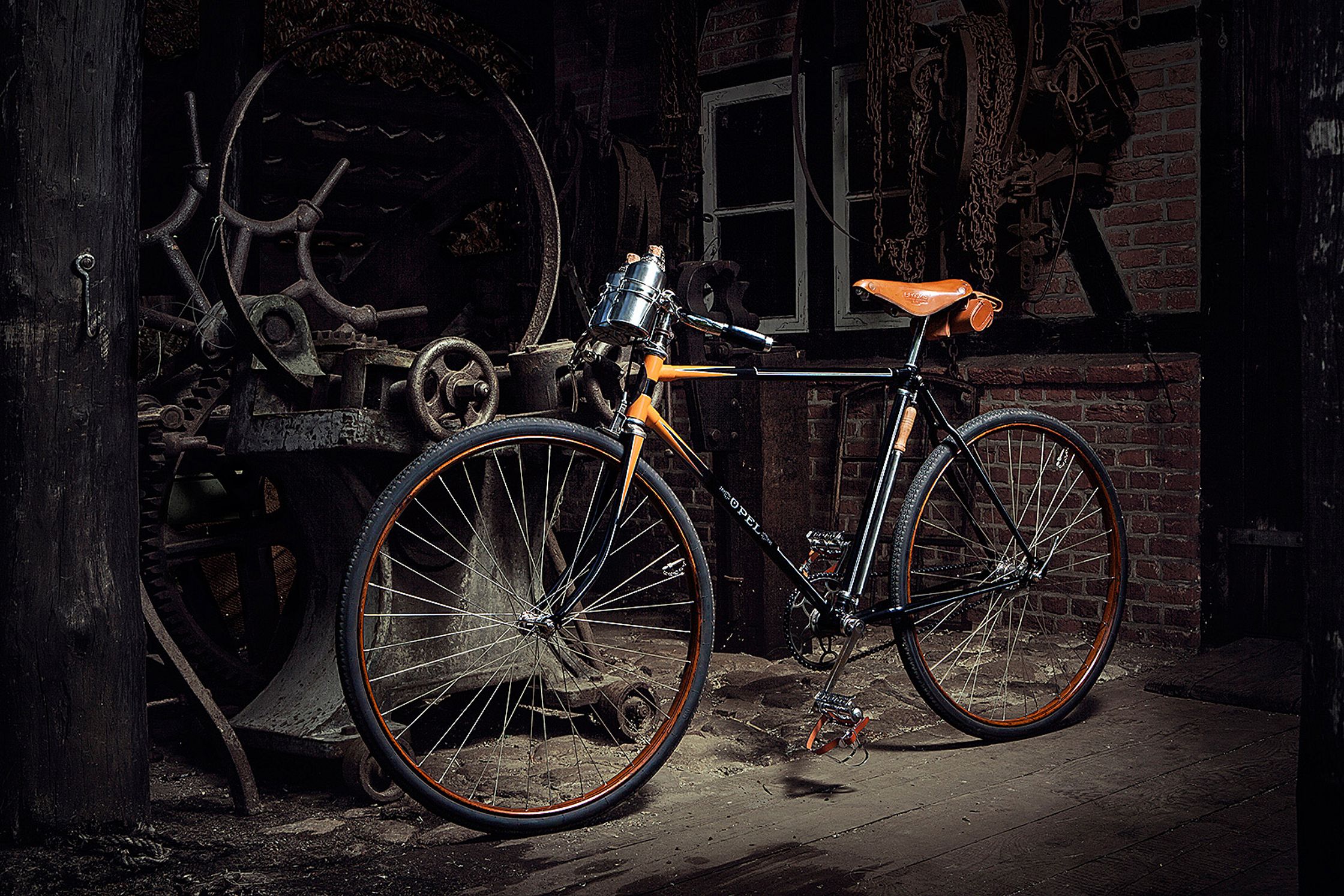 a old bicycle is parked in front of a brick wall Bildbearbeitung Hamburg