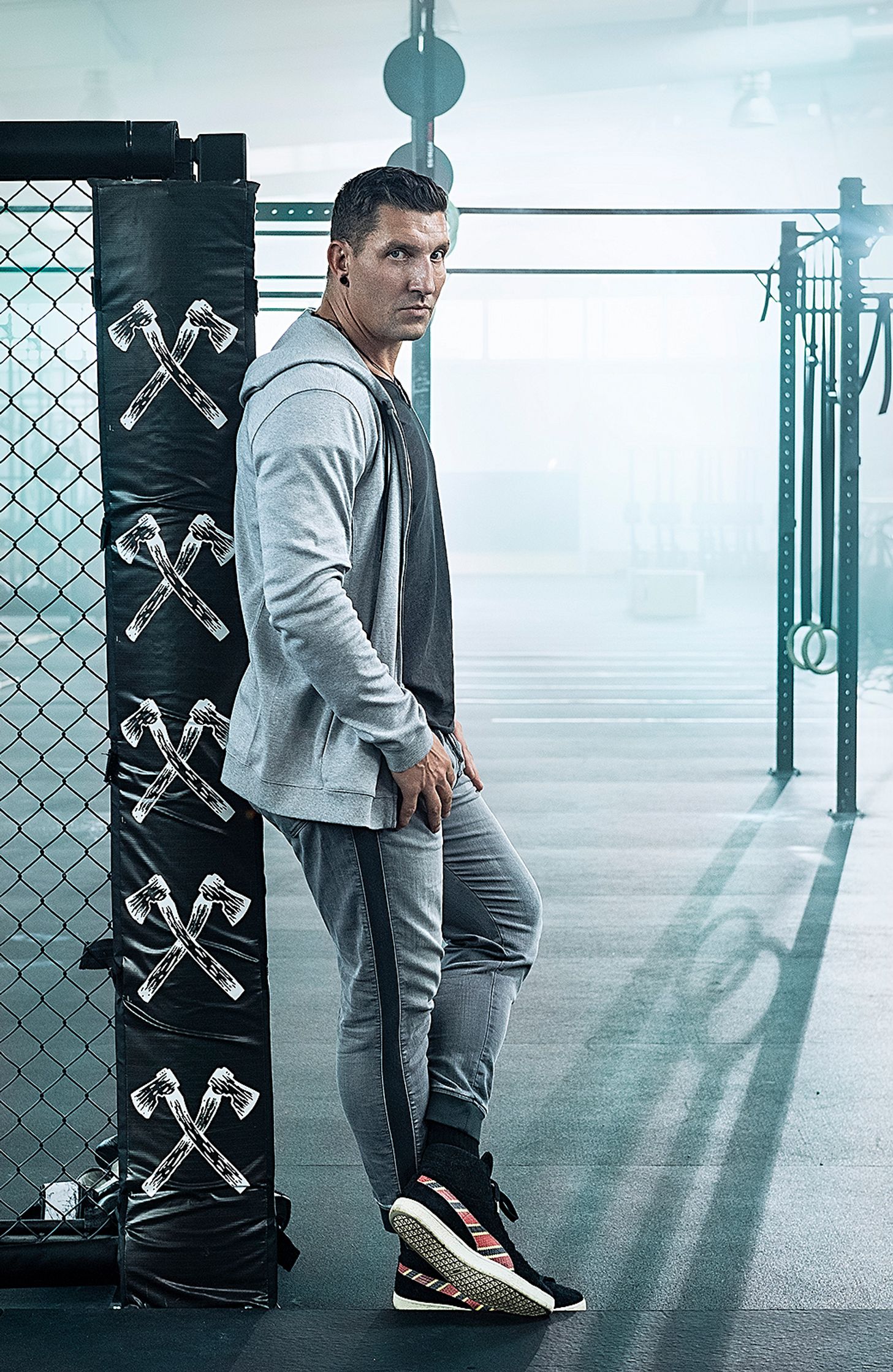 stefan kretschmar leaning against a cage in a gym
Bildbearbeitung by glamtouch