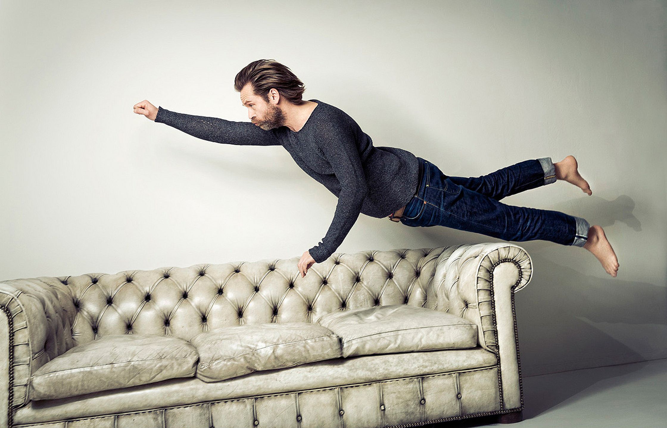 matthias matschke is flying over a couch
retusche by glamtouch