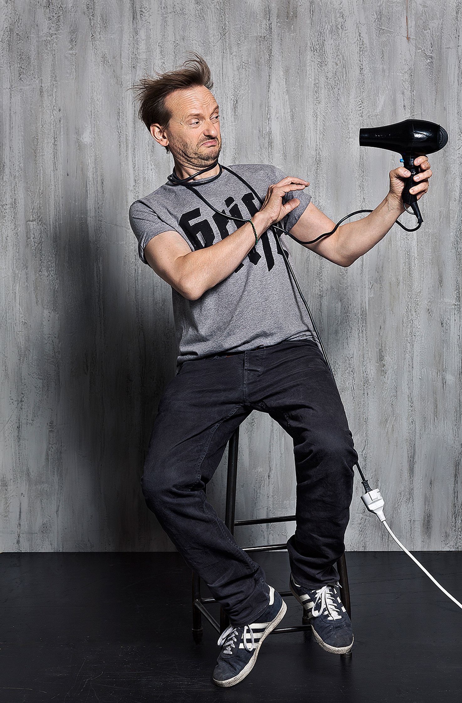 milan peschel sitting on a stool holding a hair dryer
Retouch - Bildbearbeitung Hamburg