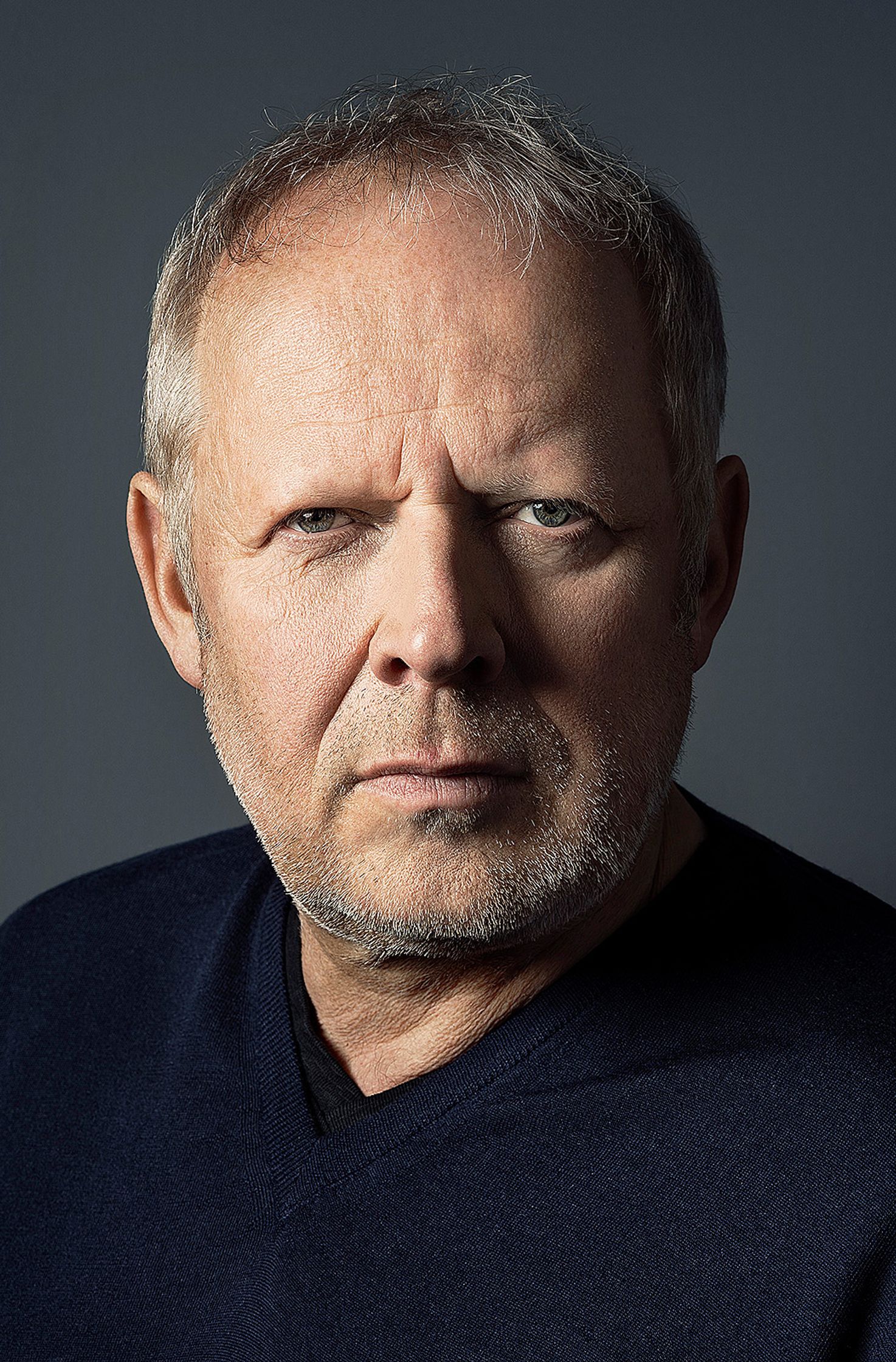 axel milberg in a back sweater is staring at the camera
Retouch - Bildbearbeitung Hamburg