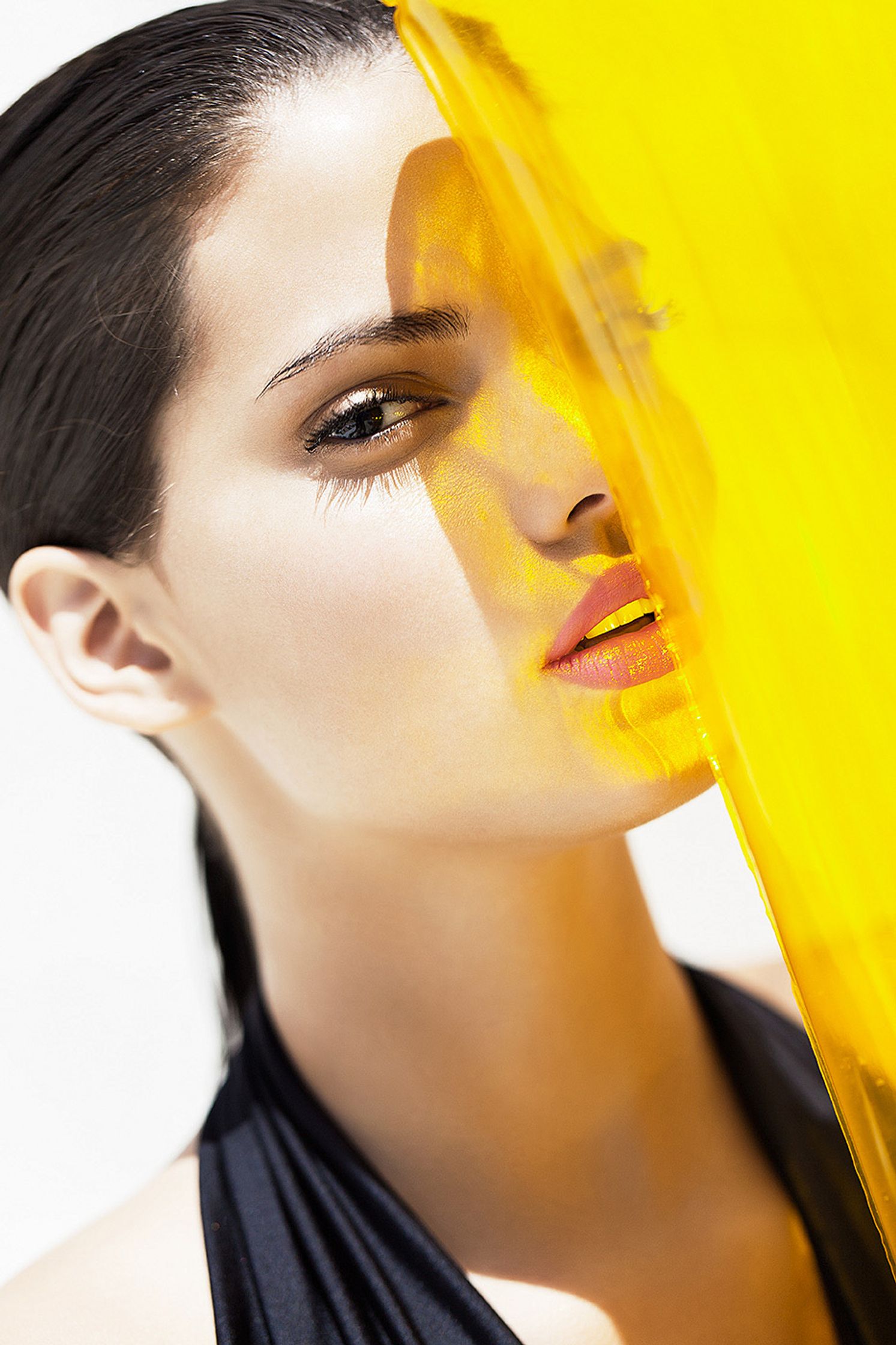 a woman is posing in front of a yellow float beauty Bildbearbeitung Hamburg