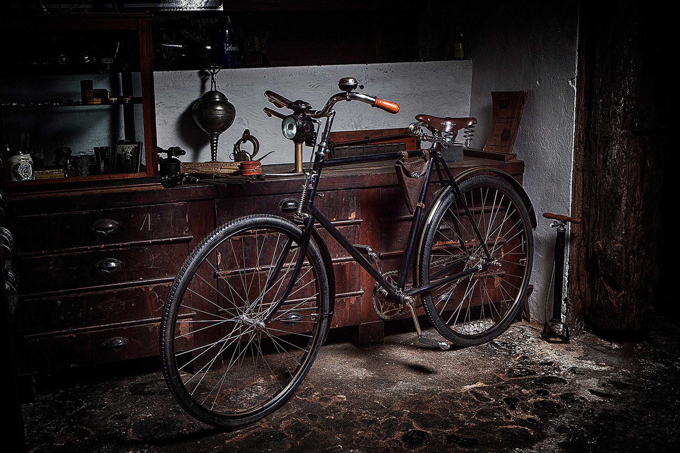 a old bicycle leaning against a dresser Bildbearbeitung Hamburg