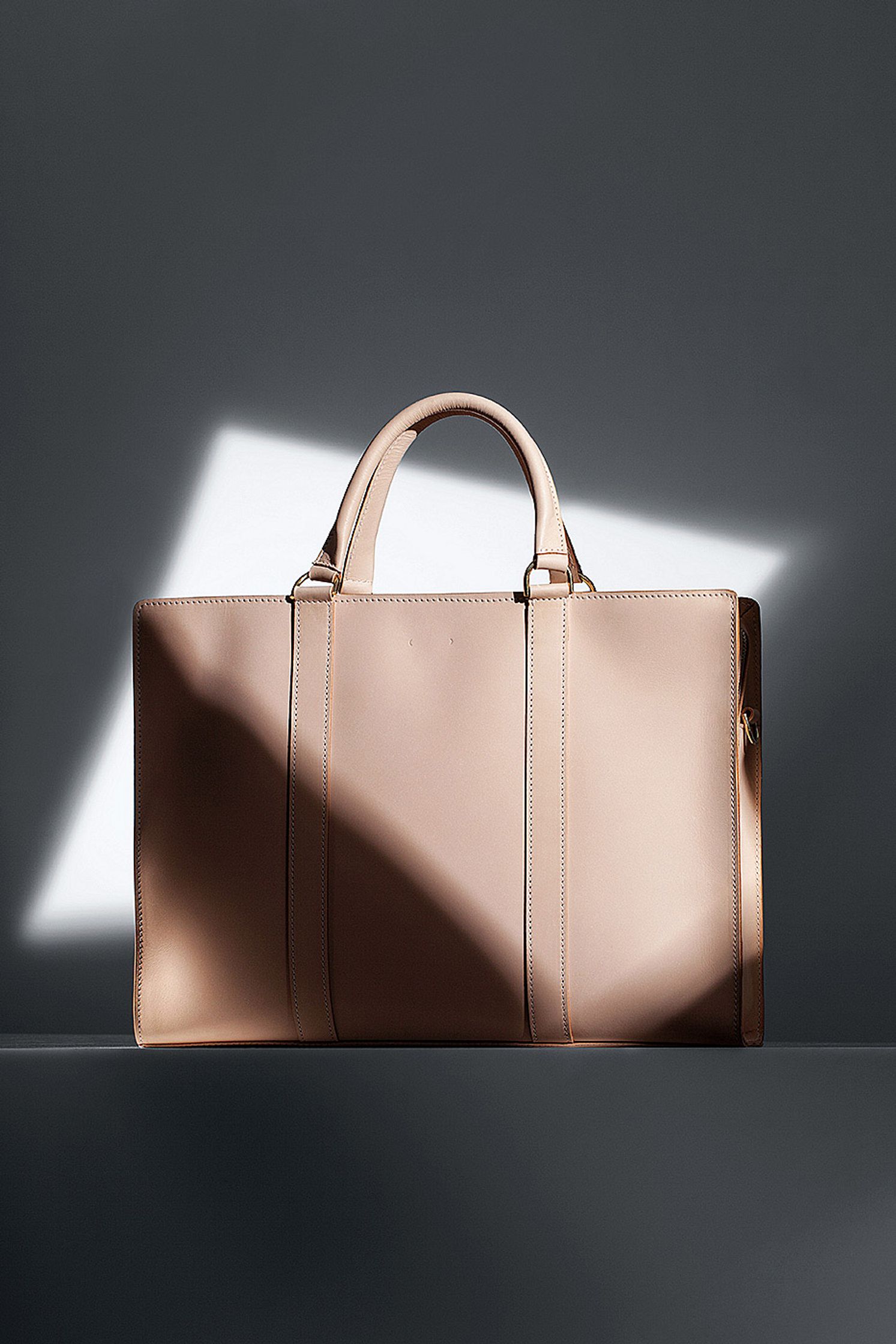 an image of a beige bag sitting on a table - Bildbearbeitung Hamburg