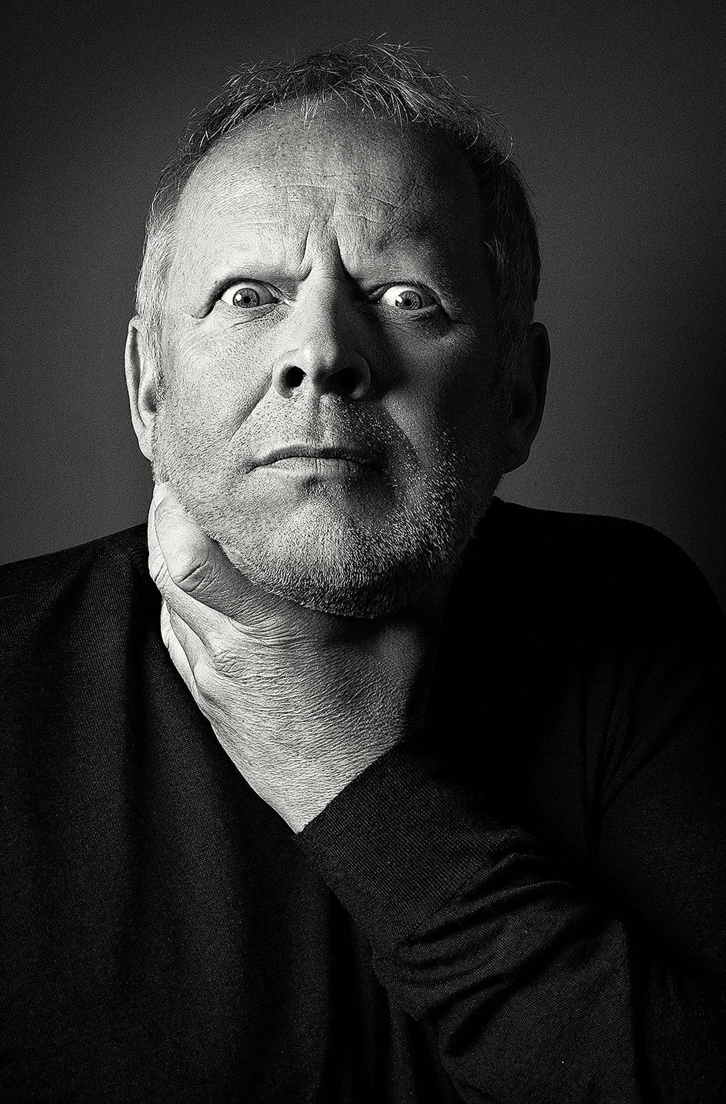 a black and white photo of axel milberg posing with his hand on his chin
Retouch - Bildbearbeitung Hamburg