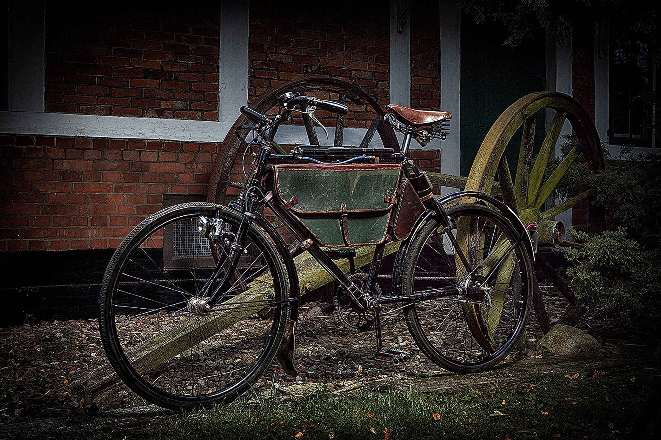 a old bicycle leaning against a brick wall Bildbearbeitung Hamburg