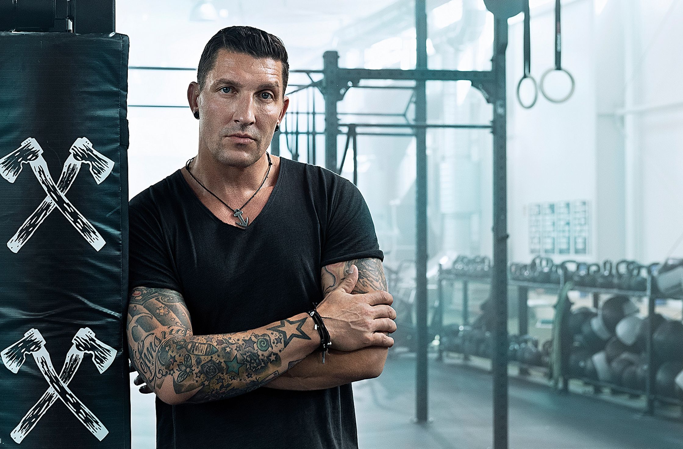 stefan kretschmar leaning against a punching bag in a gym
Bildbearbeitung by glamtouch