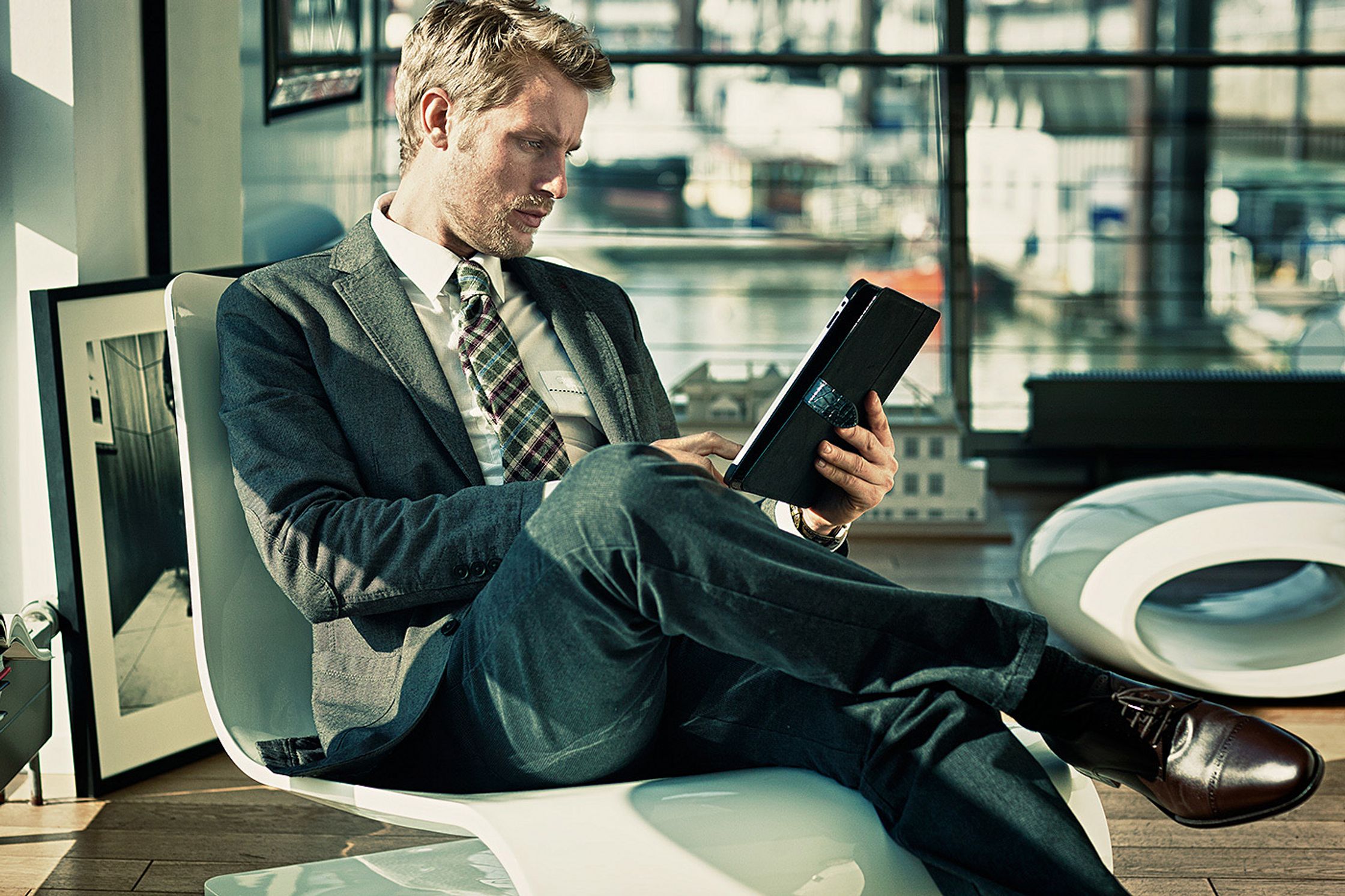 a man sitting on a chair Bildbearbeitung calamar fashion kampagne