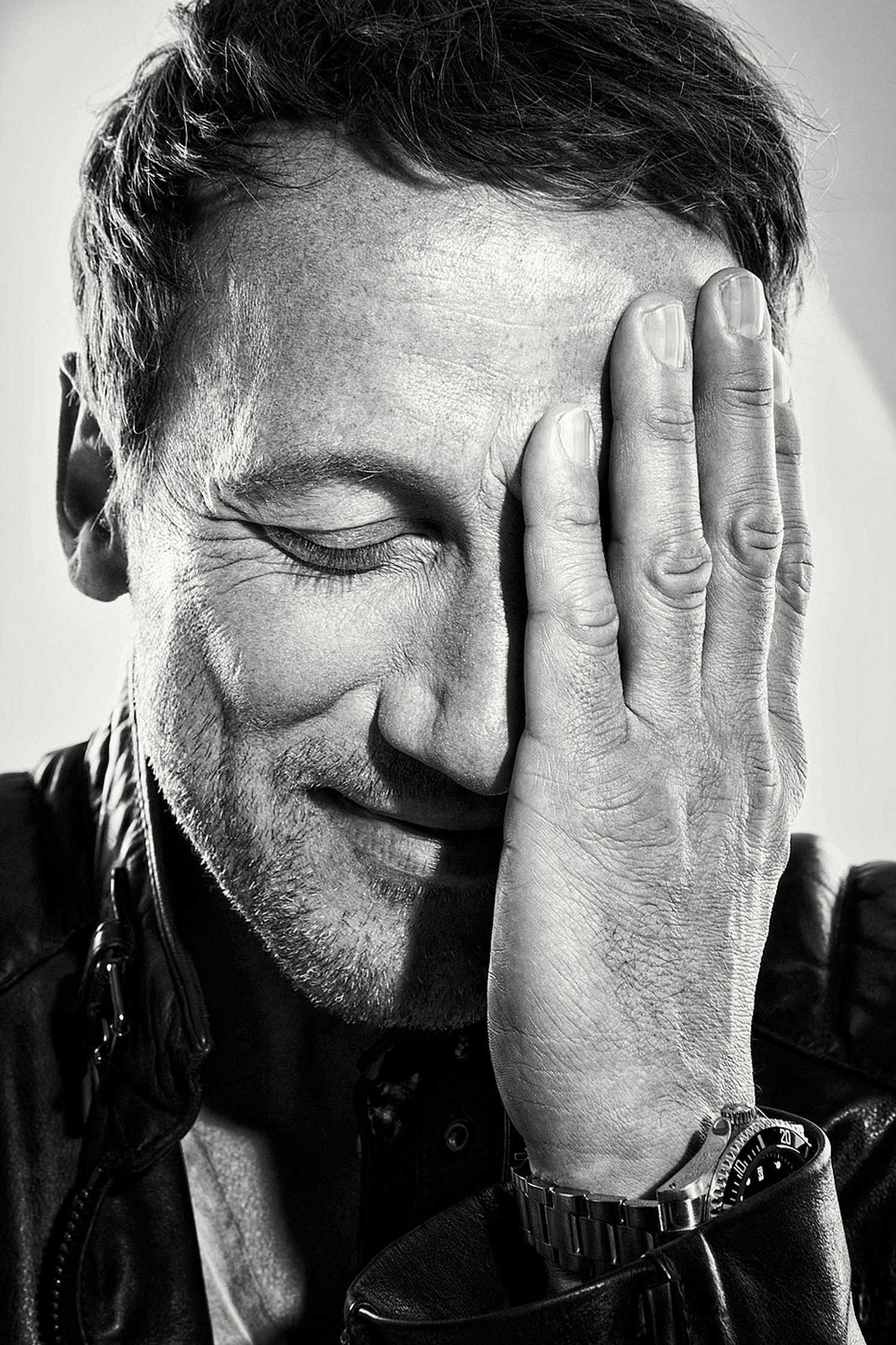 a black and white photo of wotan wilke moehring covering his face
retusche by glamtouch