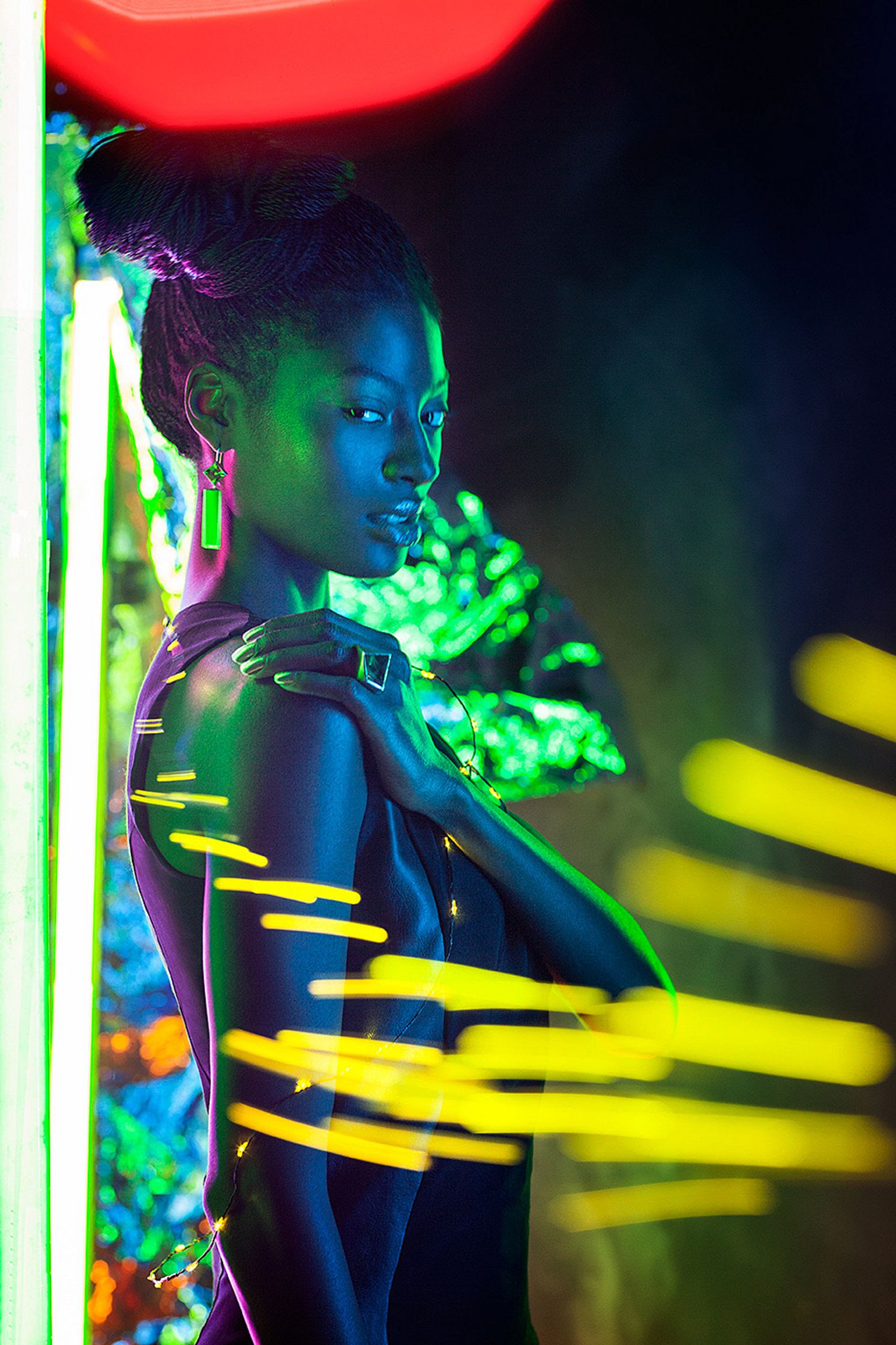 a woman posing in front of a neon sign beauty Bildbearbeitung Hamburg