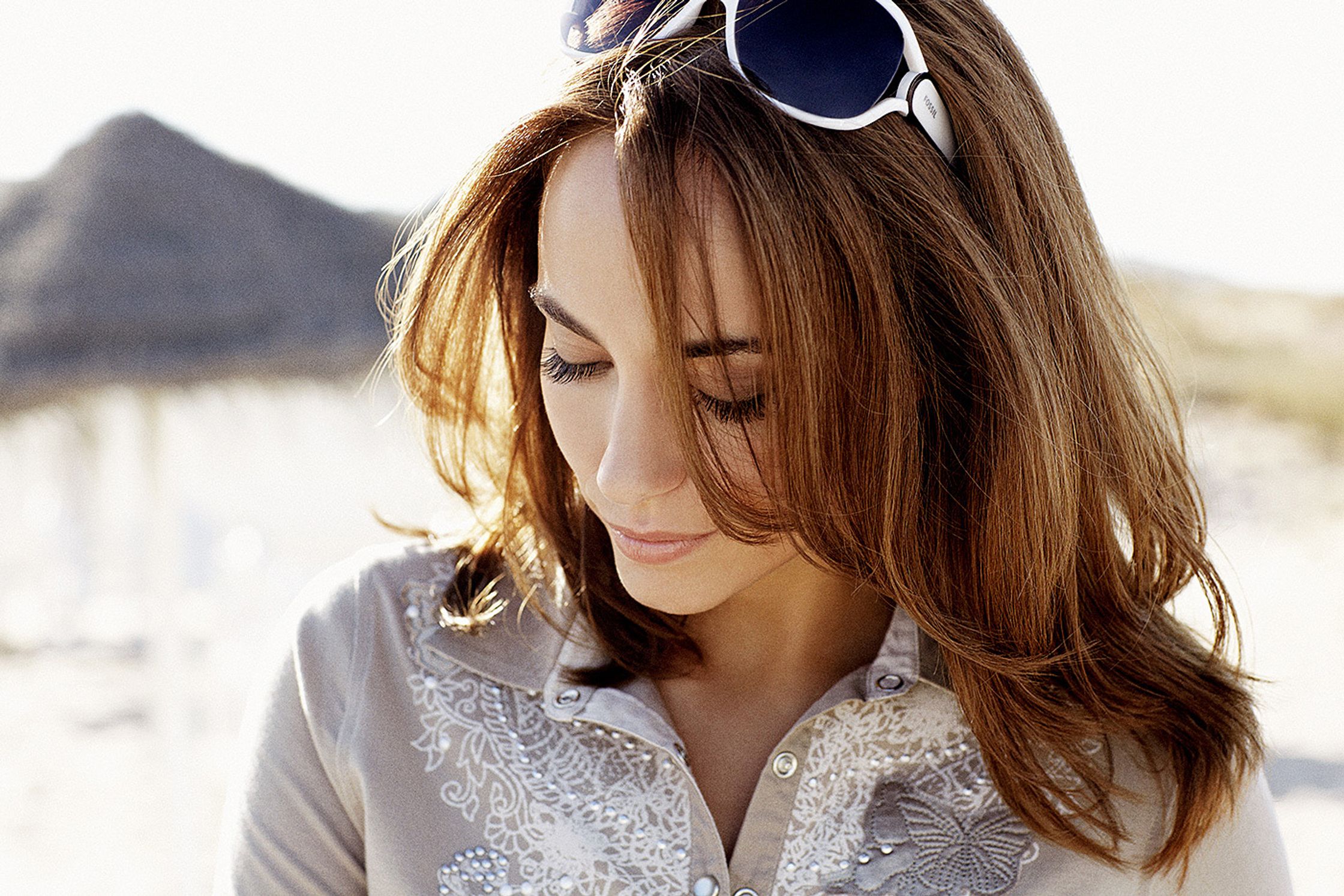 a woman wearing sunglasses on the beach retouch hamburg