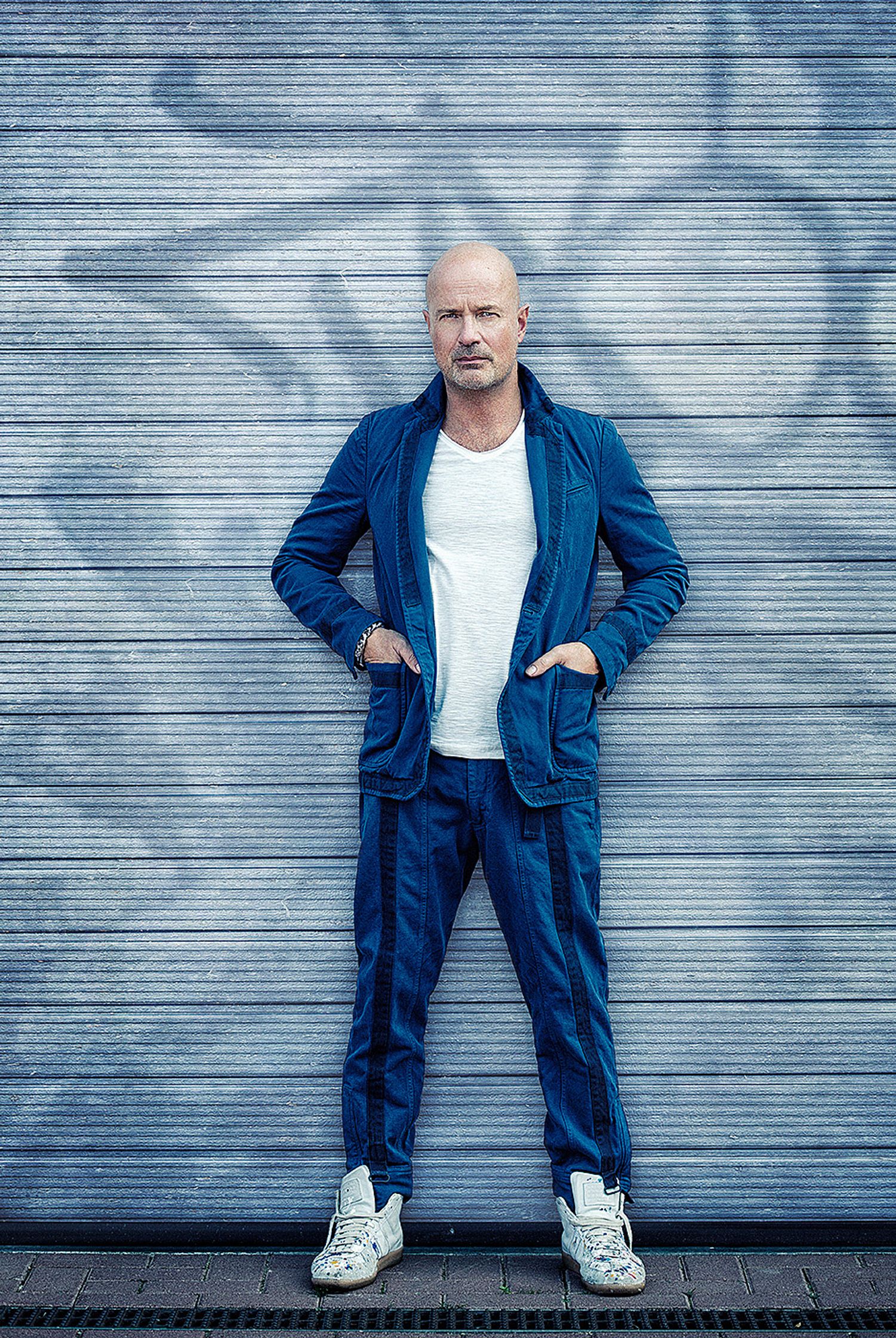 christian berkel standing in front of a garage
Bildbearbeitung by glamtouch