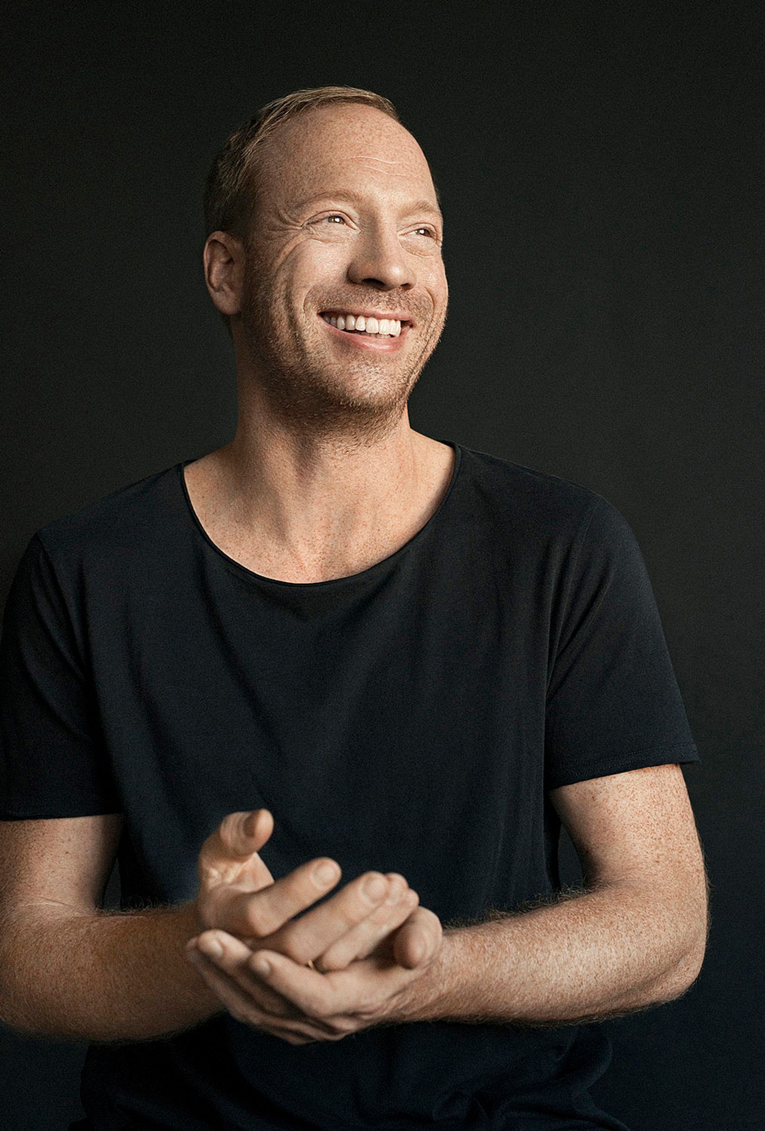 a smiling johann von buelow in a black shirt sitting on a black background
Bildbearbeitung by glamtouch in hamburg