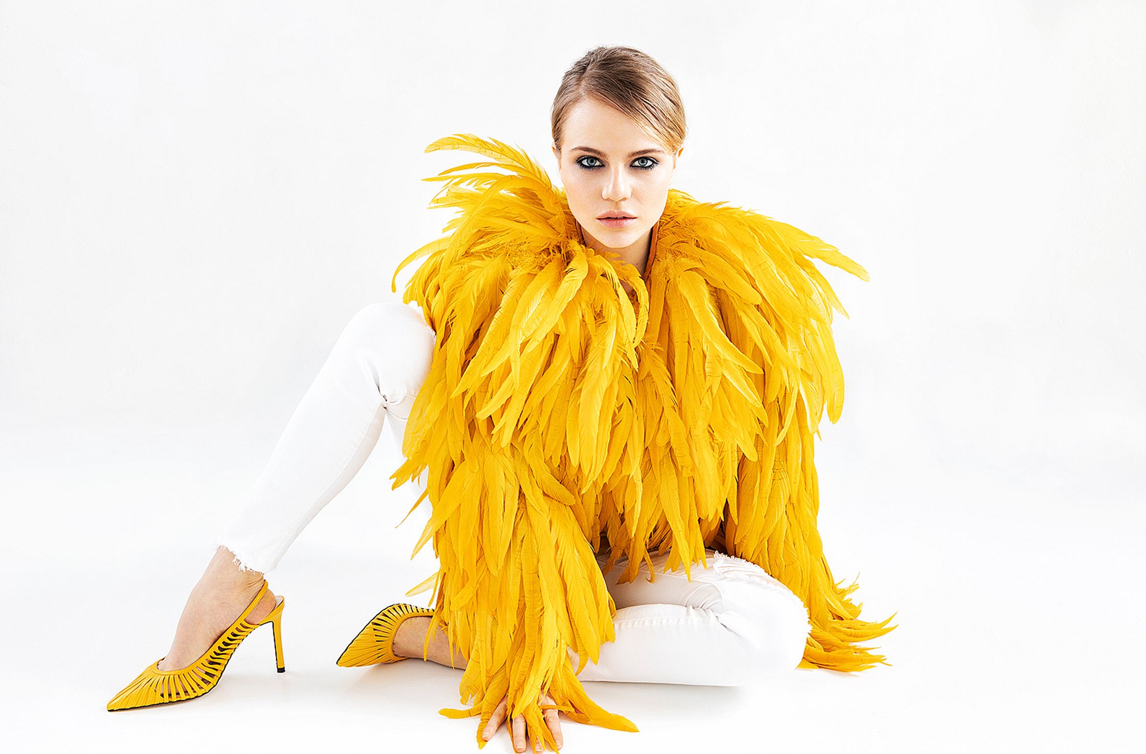 LILI EPPLY in a yellow feather coat Retouch Hamburg