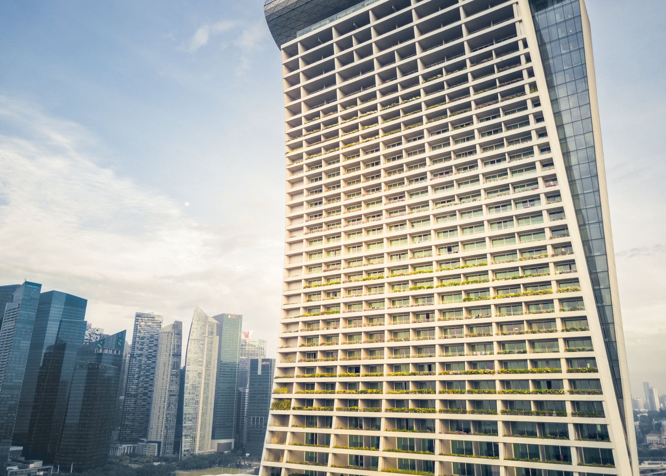 the marina bay sands skyscraper in singapore