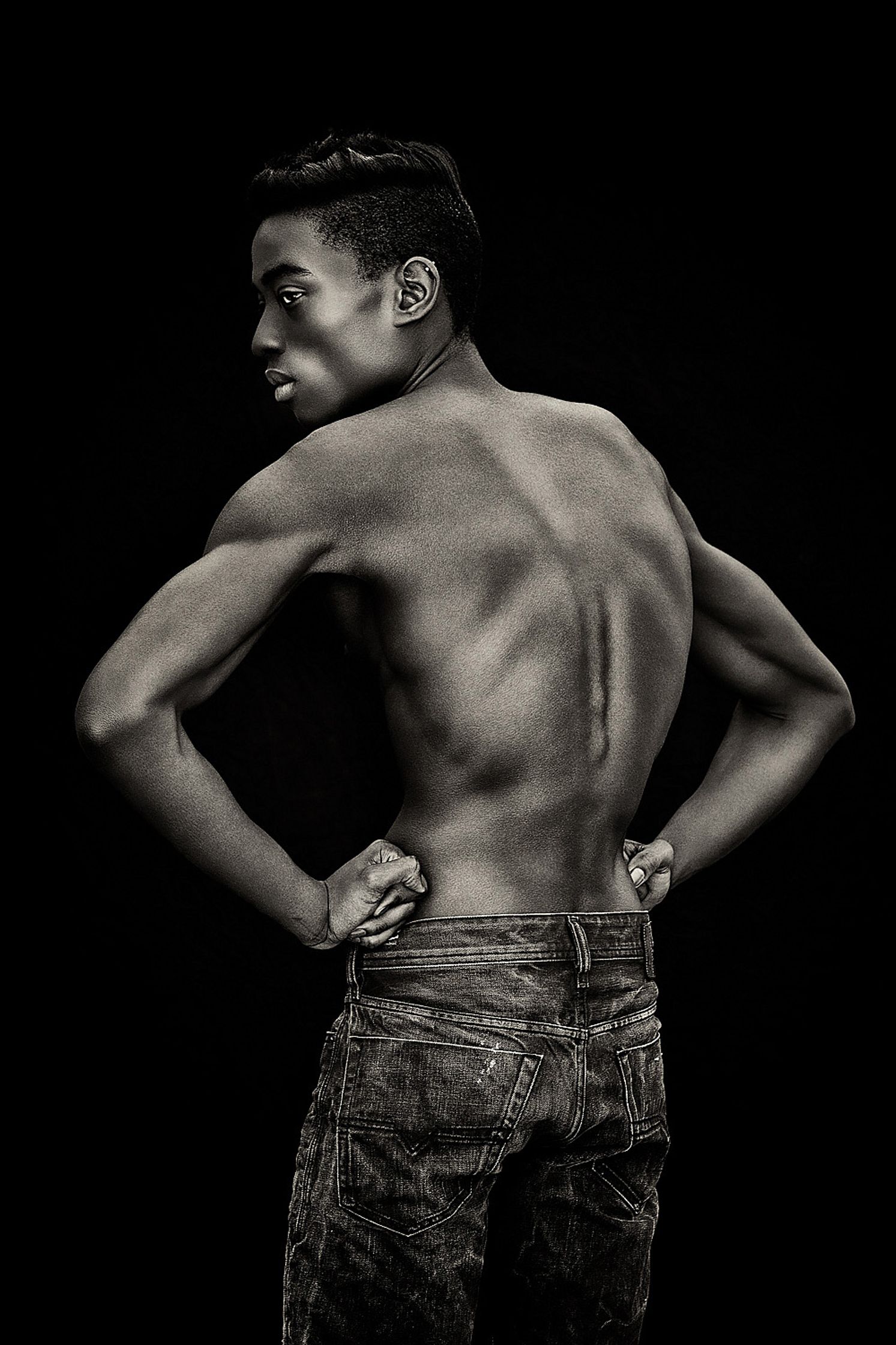 a black and white photo of a man's back portrait retusche