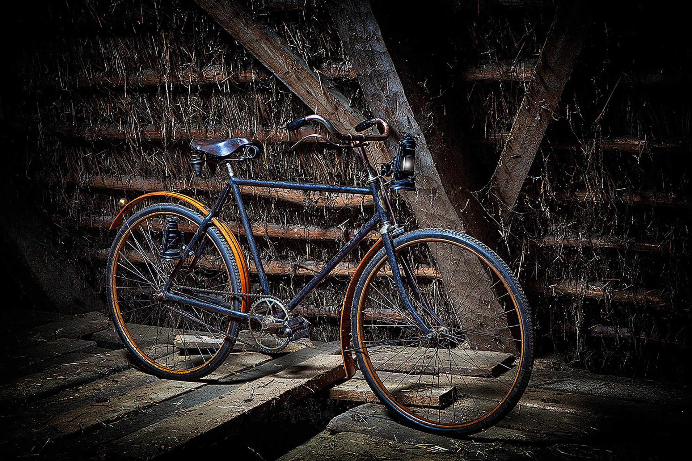 a old bicycle leaning against a wooden wall Bildbearbeitung Hamburg