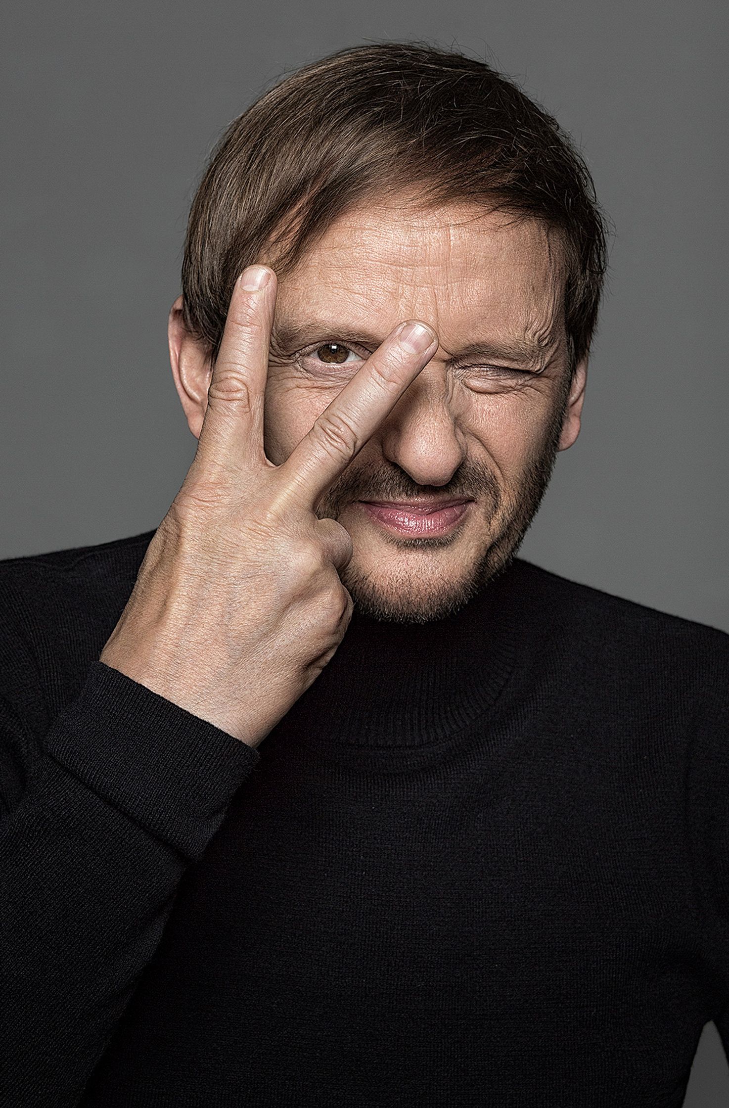 milan peschel making a peace sign with his fingers
Retouch - Bildbearbeitung Hamburg