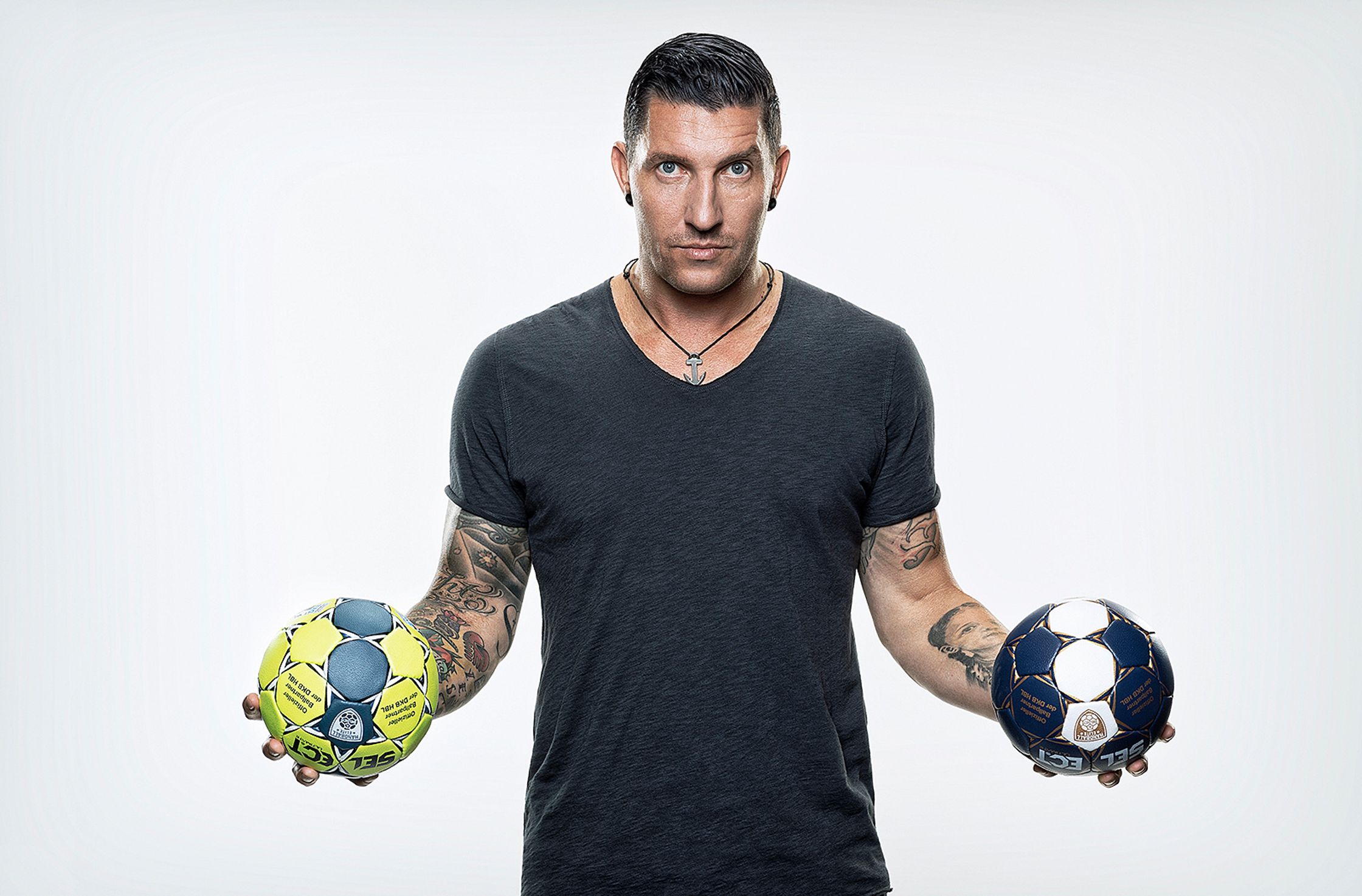 stefan kretschmar holding two handballs
Bildbearbeitung by glamtouch