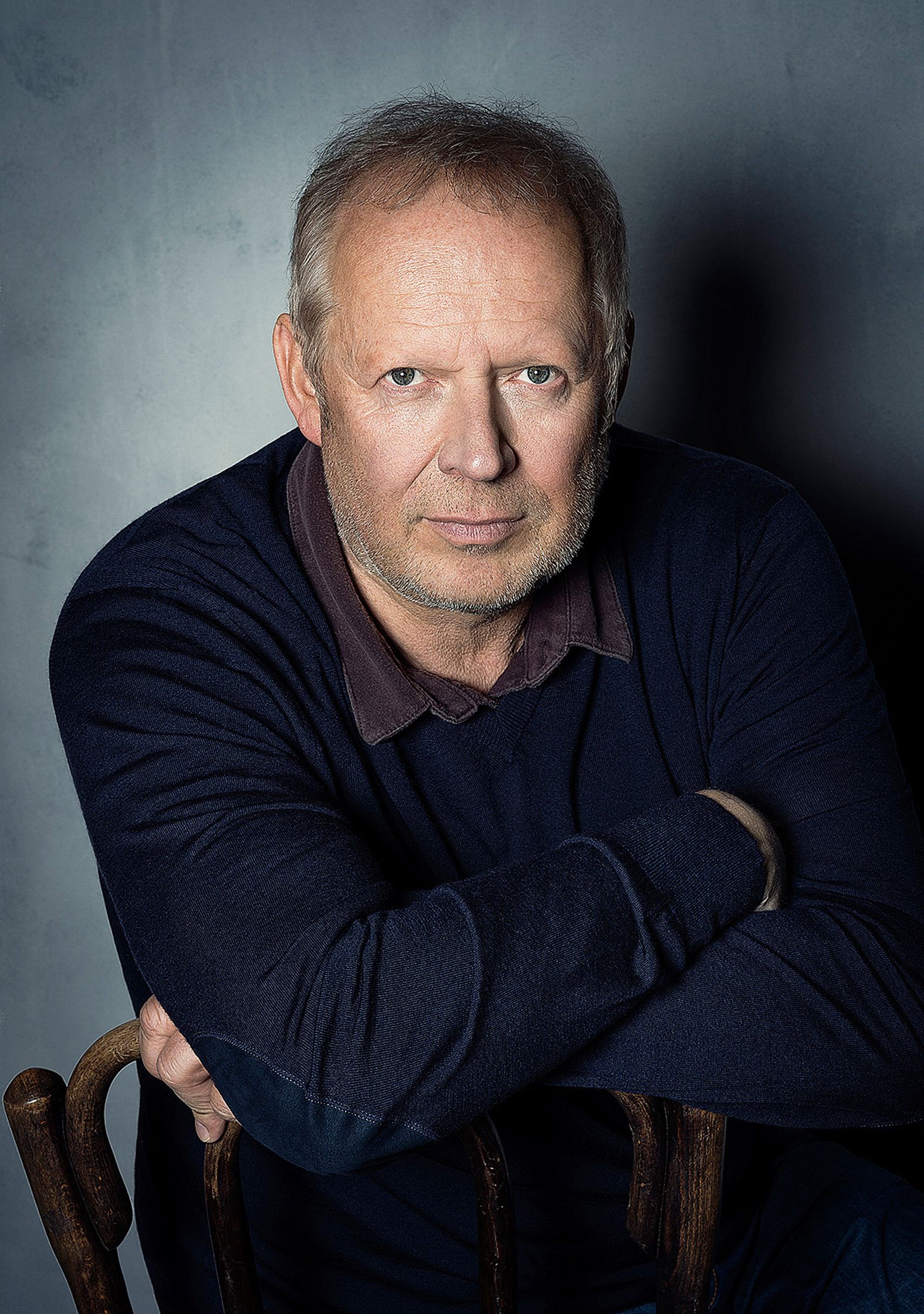 axel milberg sitting on a chair with his arms crossed
Retouch - Bildbearbeitung Hamburg