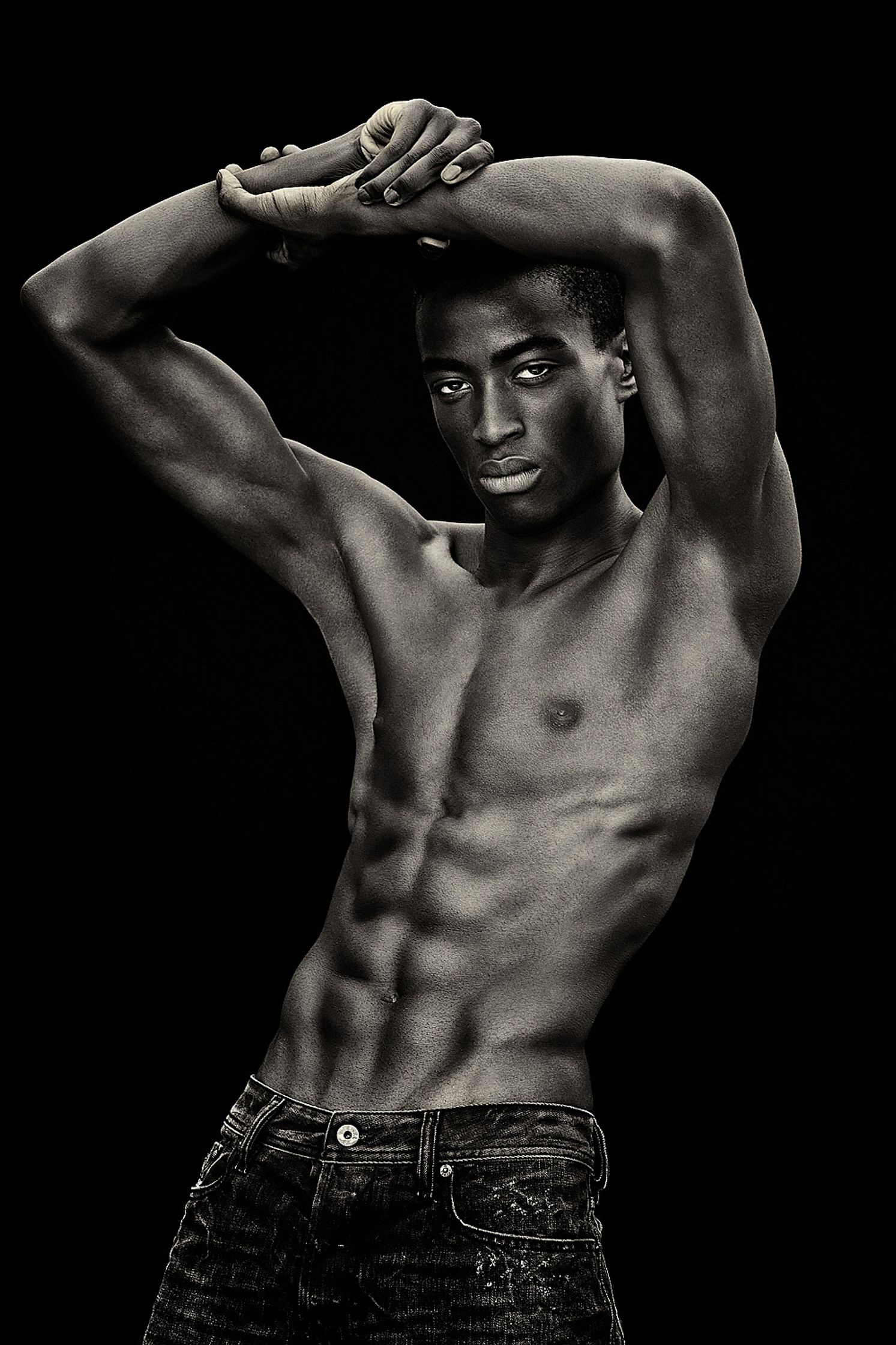 a shirtless man posing for a black and white photo portrait retusche