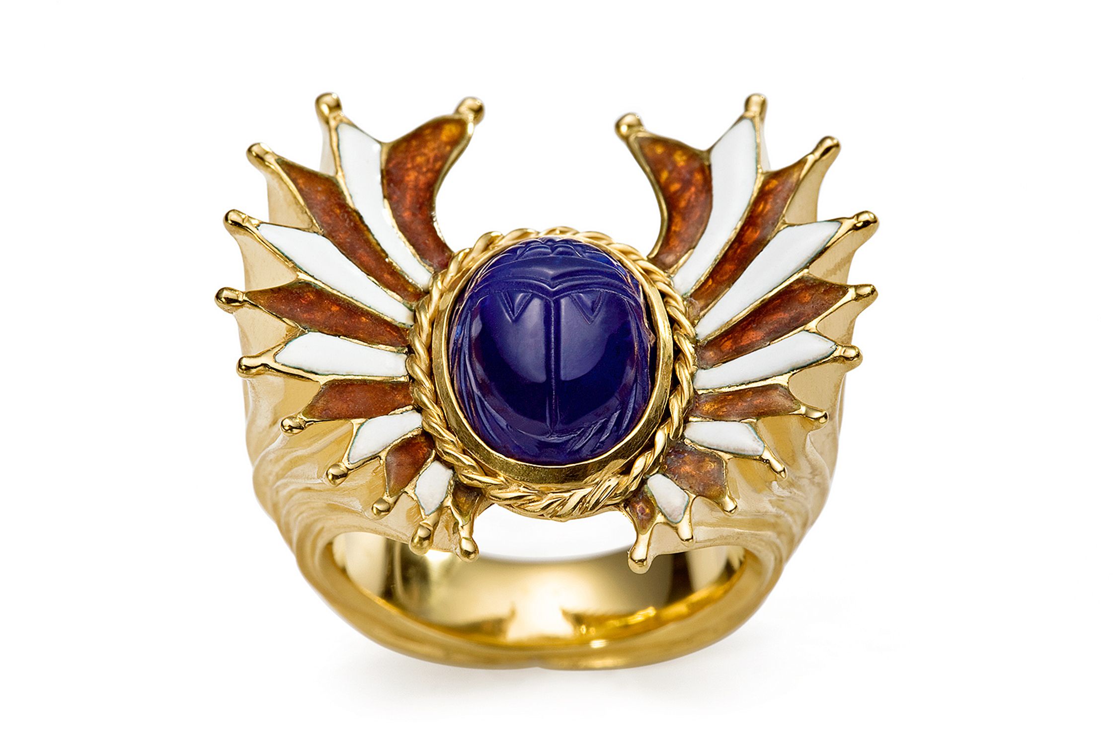 a gold ring with a scarab beetle on it Retouch - Bildbearbeitung Hamburg