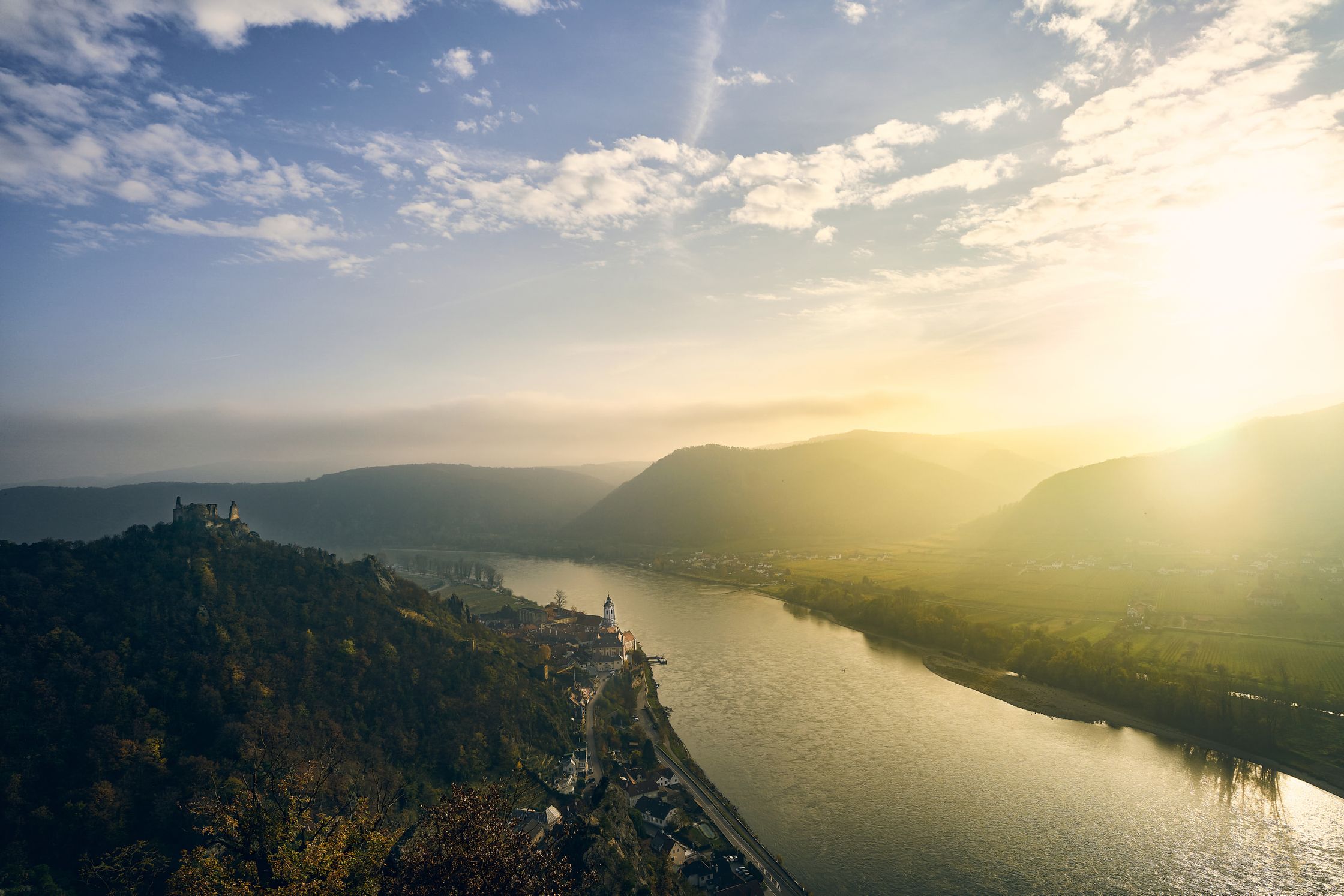 Mystische Lichtstimmung in der Wachau mit Blick auf Stift Dürnstein