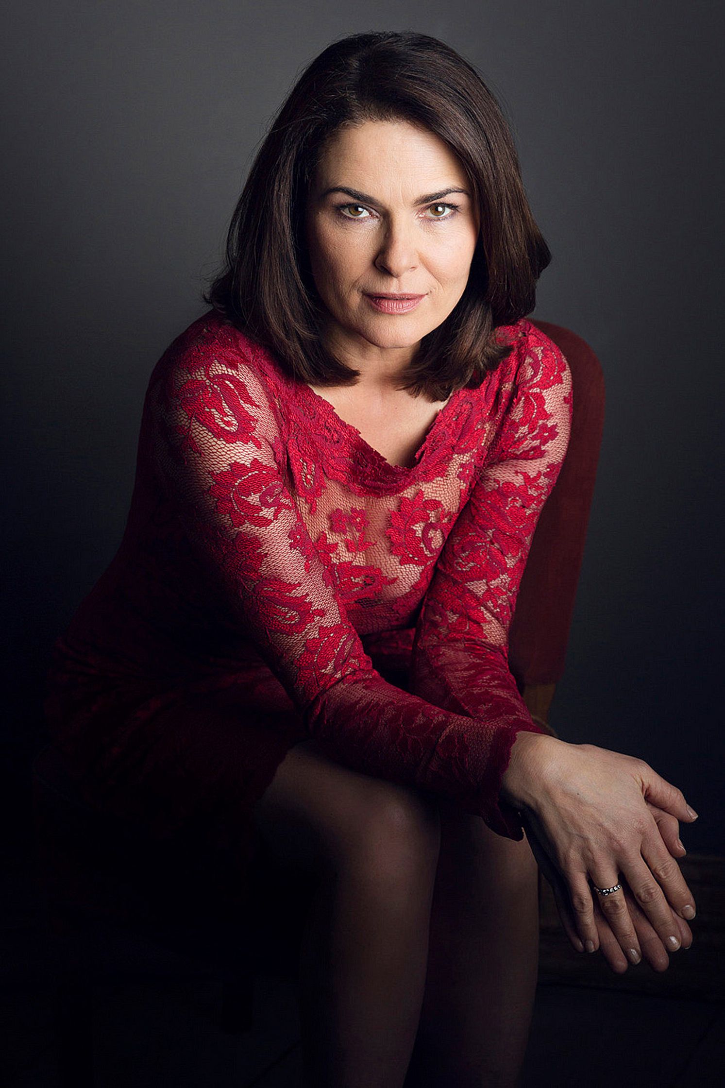 BARBARA AUER in a red dress sitting on a chair
Bildbearbeitung - Retusche Hamburg