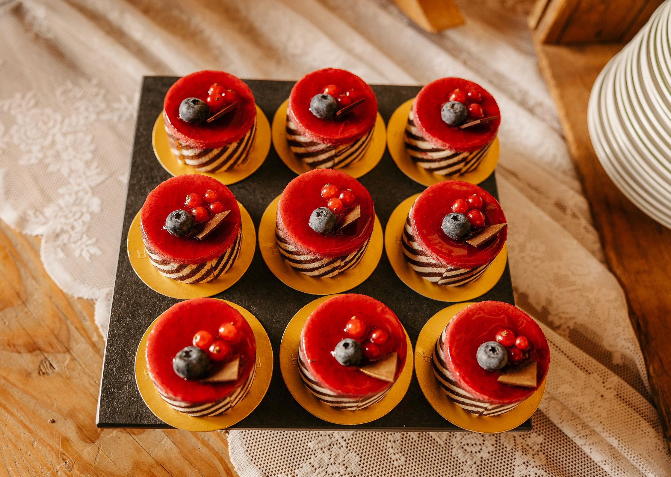 eine Gruppe Desserts auf einem Holztisch