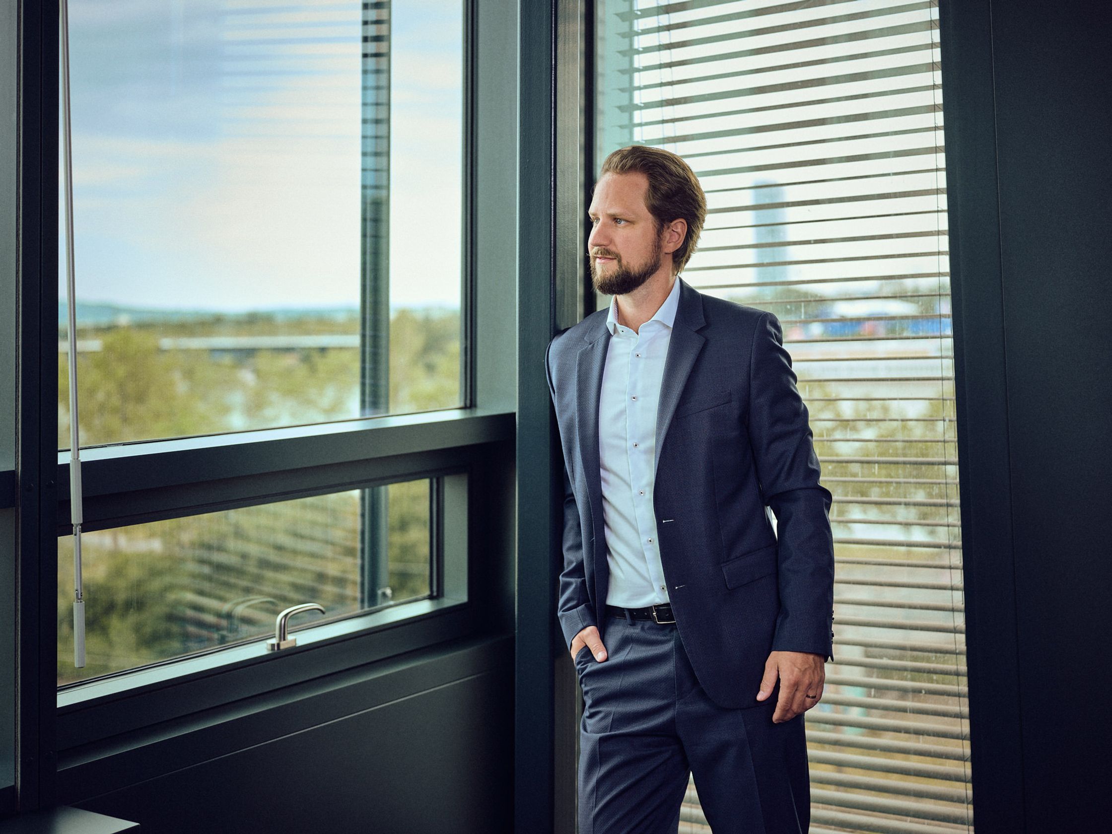 CEO Portrait mit Blick aus dem Fenster