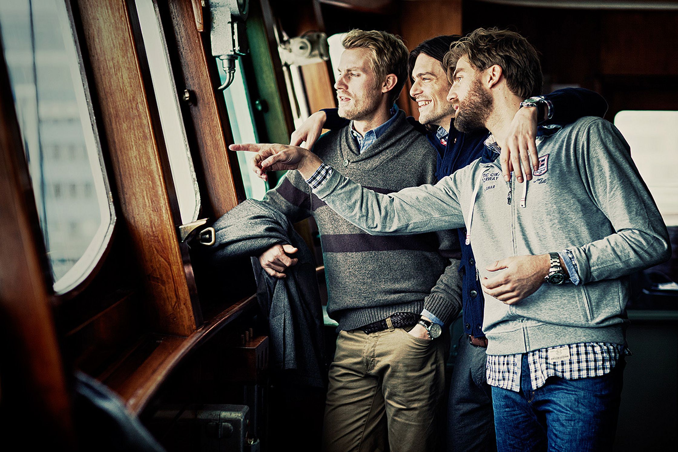 three men on a  boat Bildbearbeitung calamar fashion kampagne