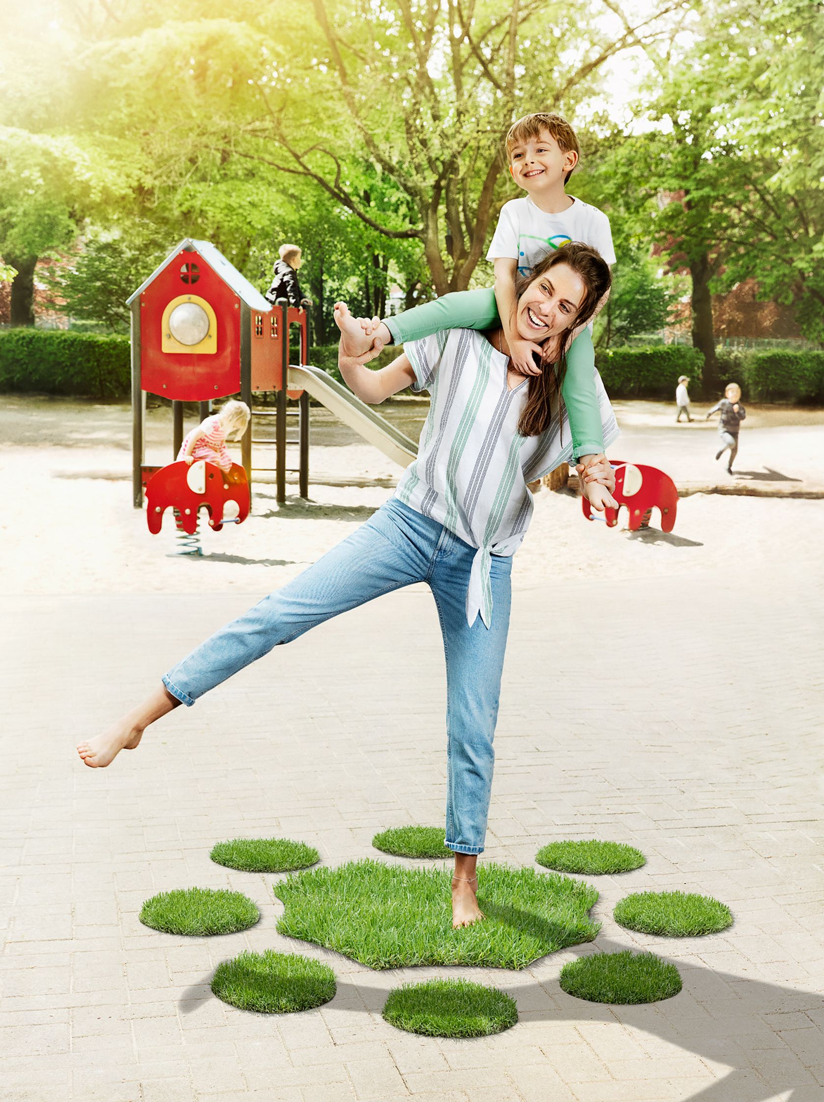 a woman holding a child in a park - retusche und Bildbearbeitung