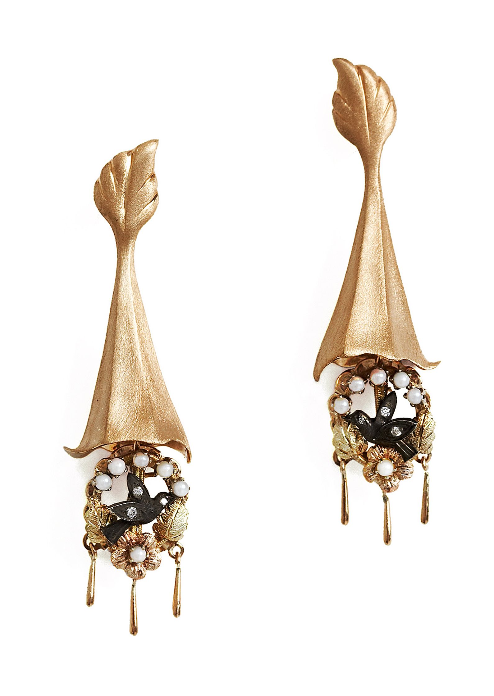 a pair of gold - plated earrings with black and white beads Retouch - Bildbearbeitung Hamburg