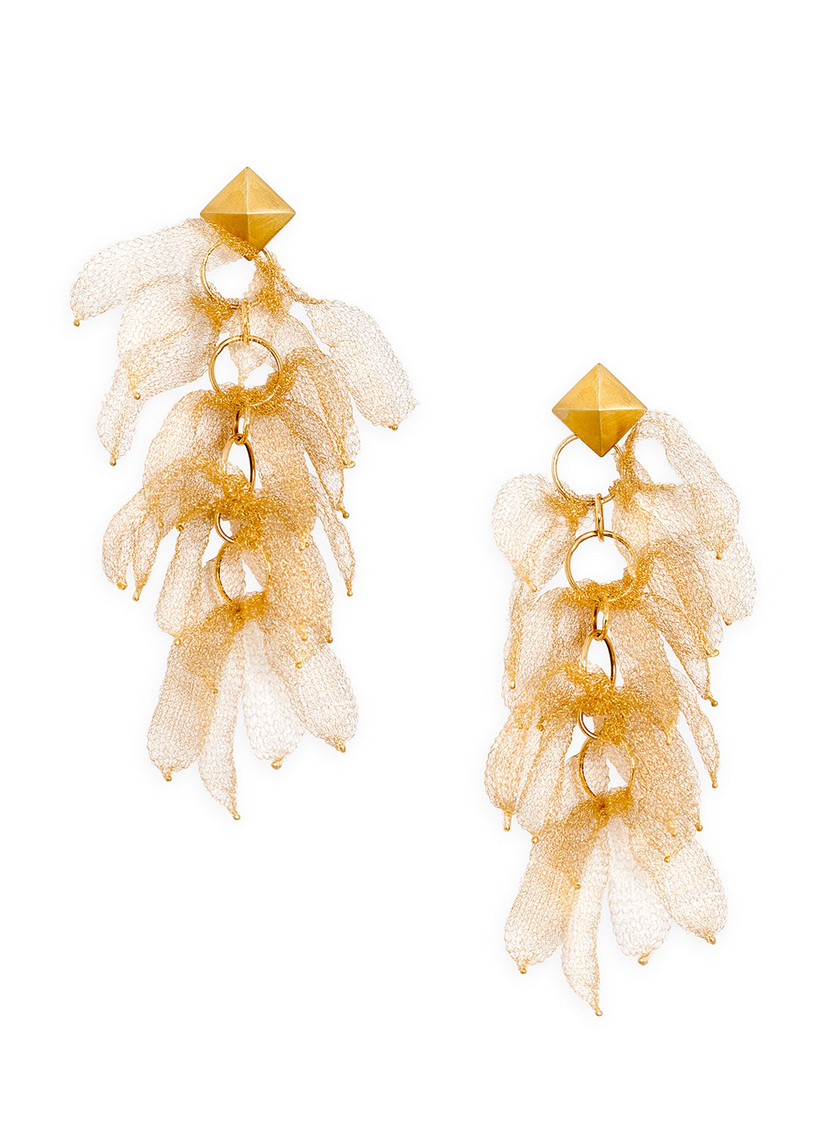 a pair of gold - plated netting earrings Retouch - Bildbearbeitung Hamburg