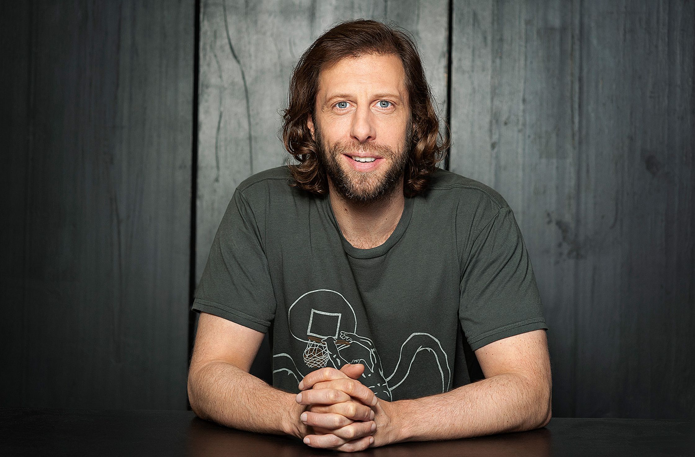 oliver korittke with long hair and beard sitting at a table
retusche by glamtouch