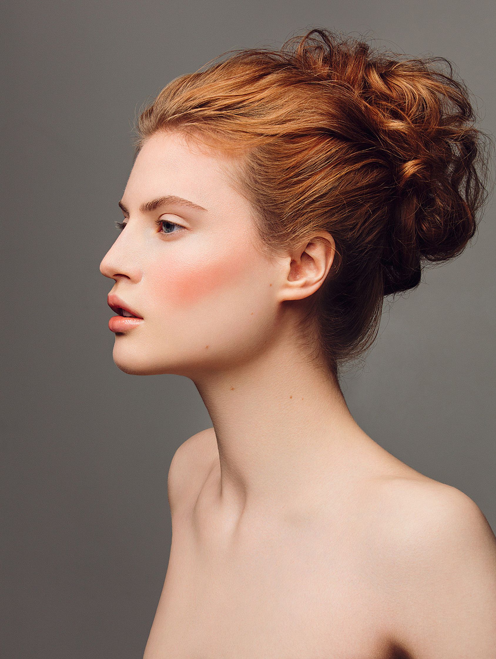 a young woman with red hair in a bun beauty retusche Hamburg