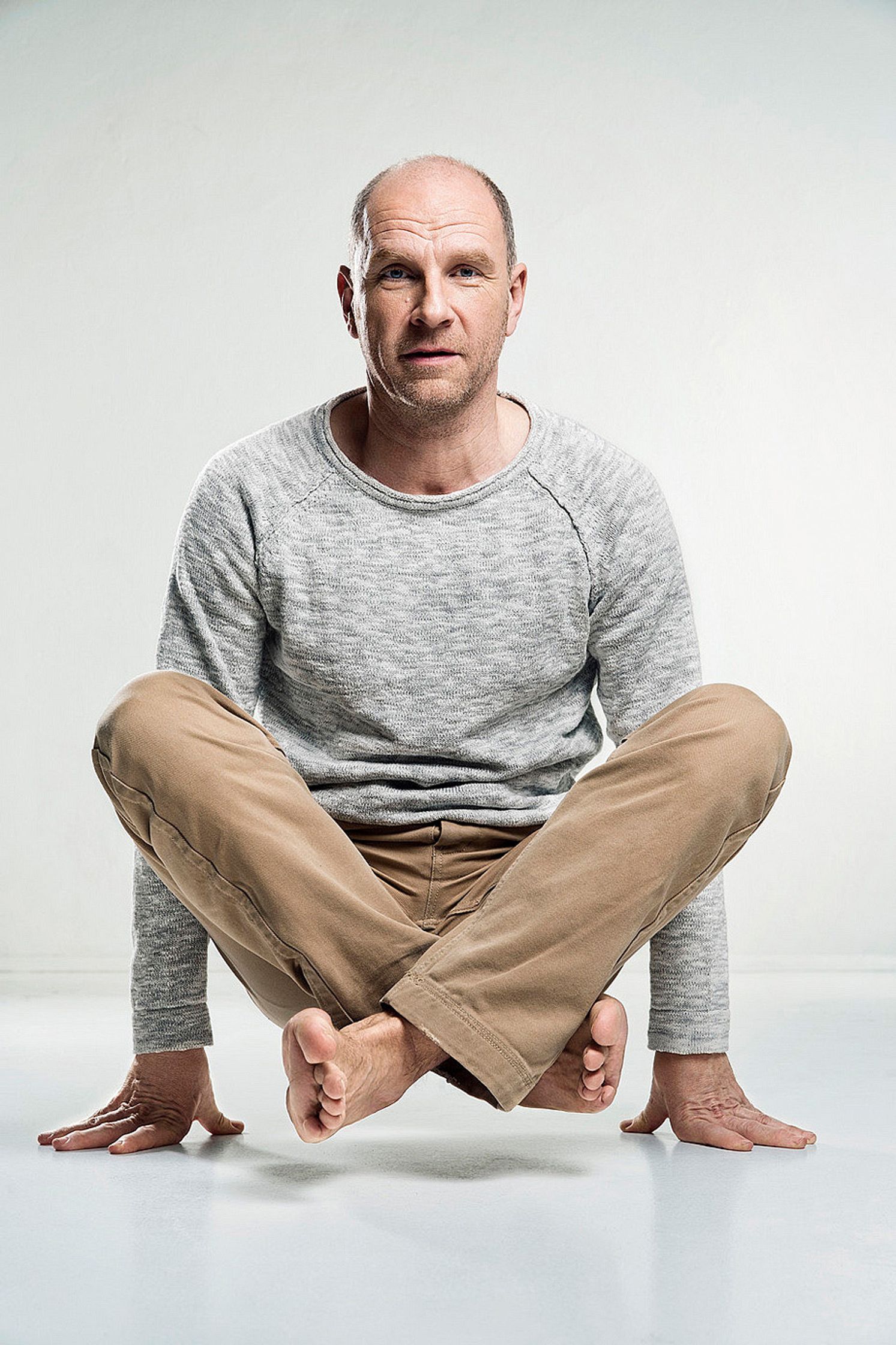 goetz schubert sitting on his knees in front of a white background
retusche by glamtouch