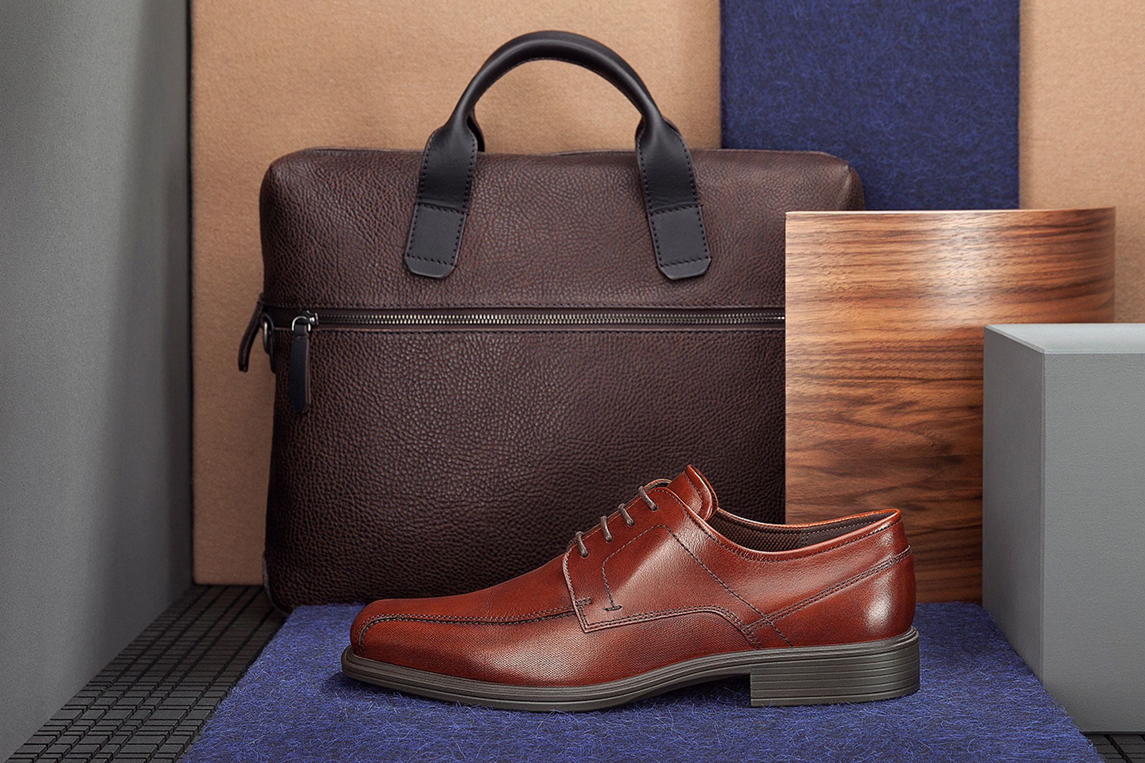 a brown leather shoe and a brown leather bag - Retouch - Bildbearbeitung Hamburg